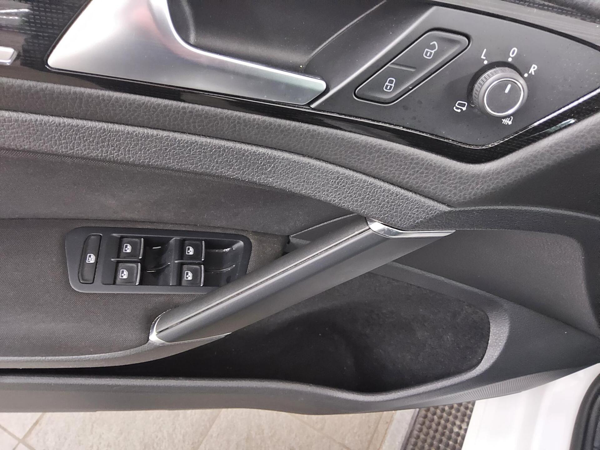 Volkswagen Golf-7 Var. 1.5 TSI Highline Navi LED ACC PDC 9