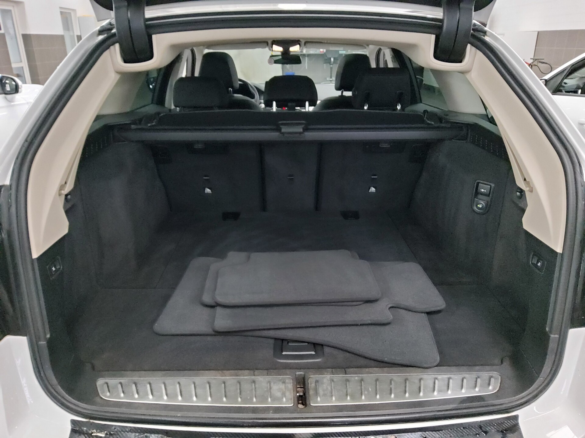 BMW 520dA Touring Leder Navi LED+ LC-Pro Pano StHzg 12