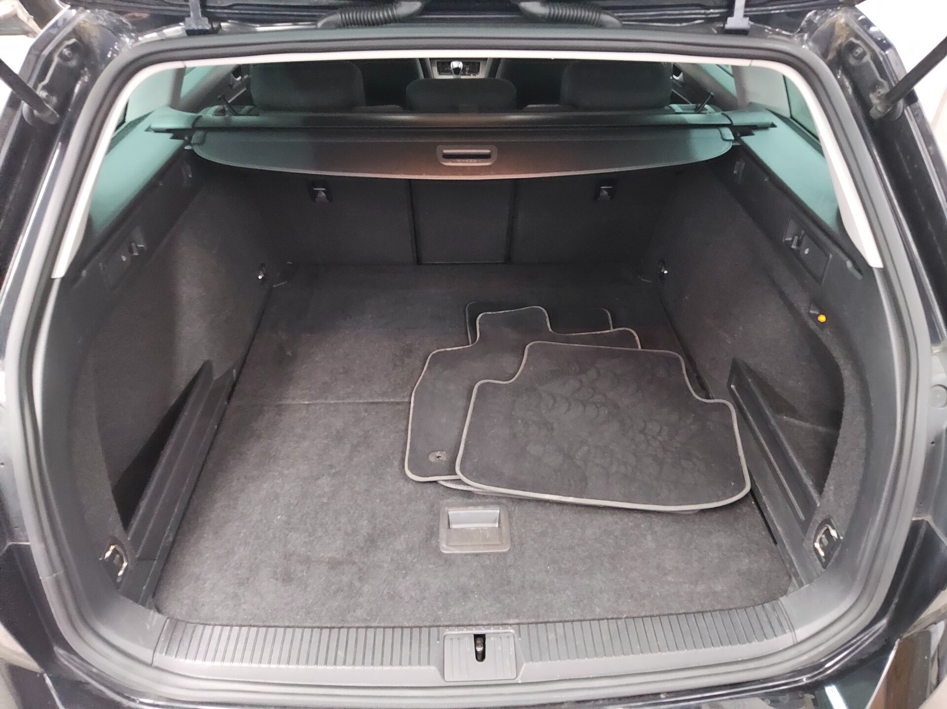 Volkswagen Passat Var. 2.0 TDI Navi LED ACC AHK PDC BT 11