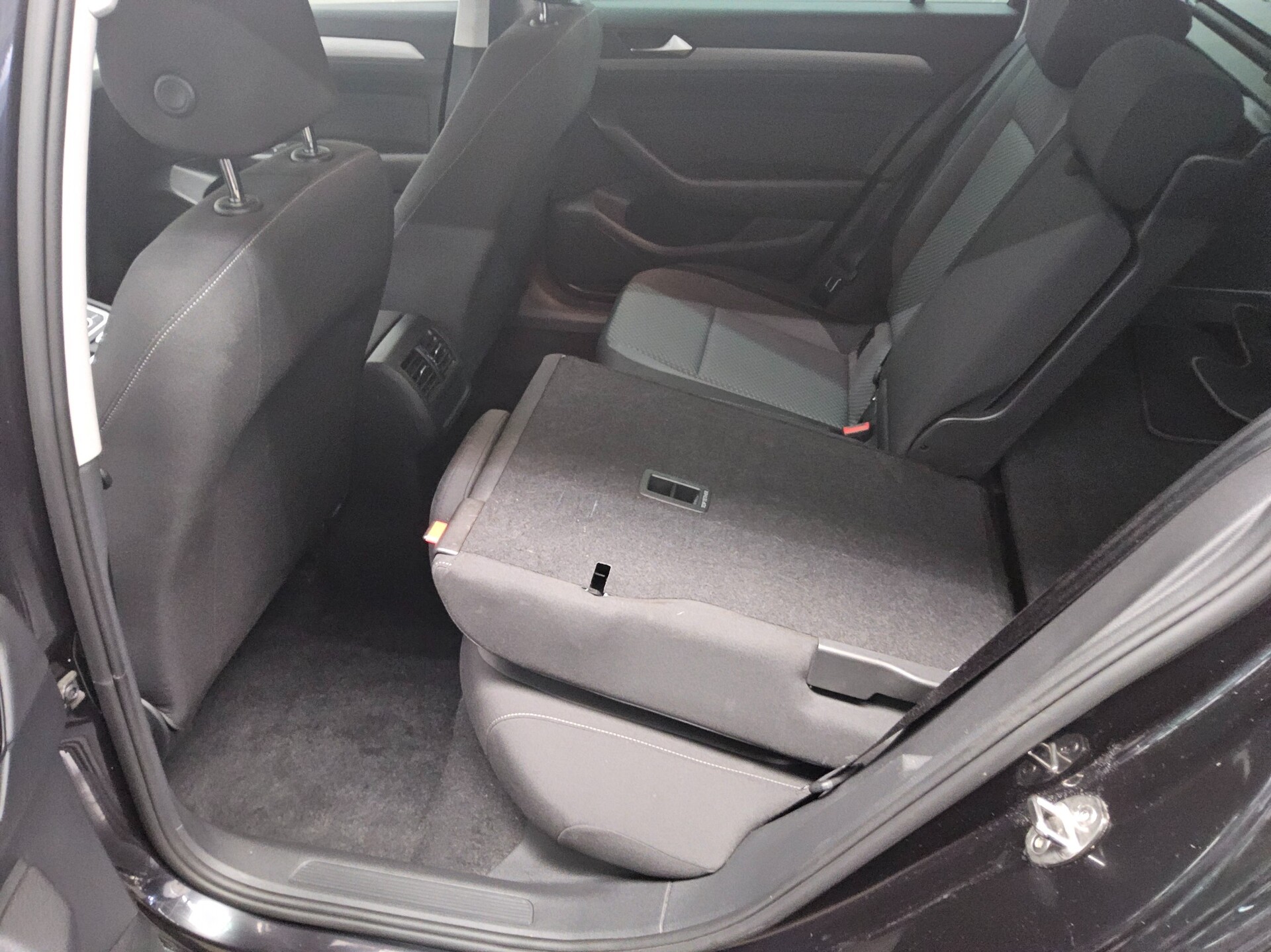 Volkswagen Passat Var. 2.0 TDI Navi LED ACC AHK PDC BT 13