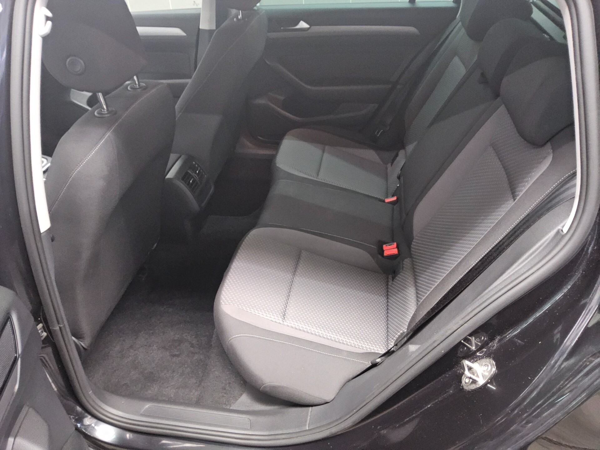 Volkswagen Passat Var. 2.0 TDI Navi LED ACC AHK PDC BT 12