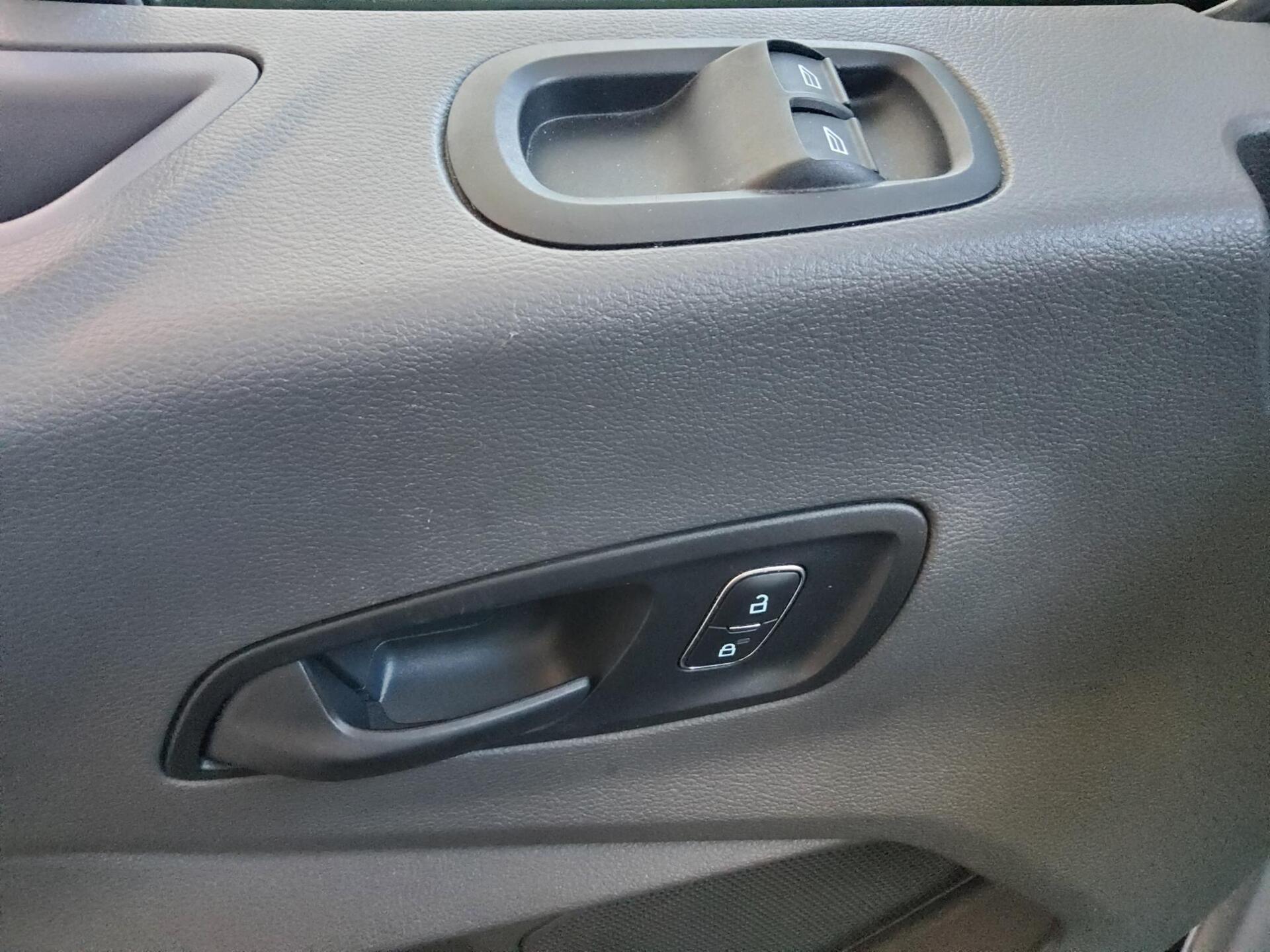 Ford Transit 2.0 TDCi FT 330 L2H2 9-Sitze RfK PDC 9