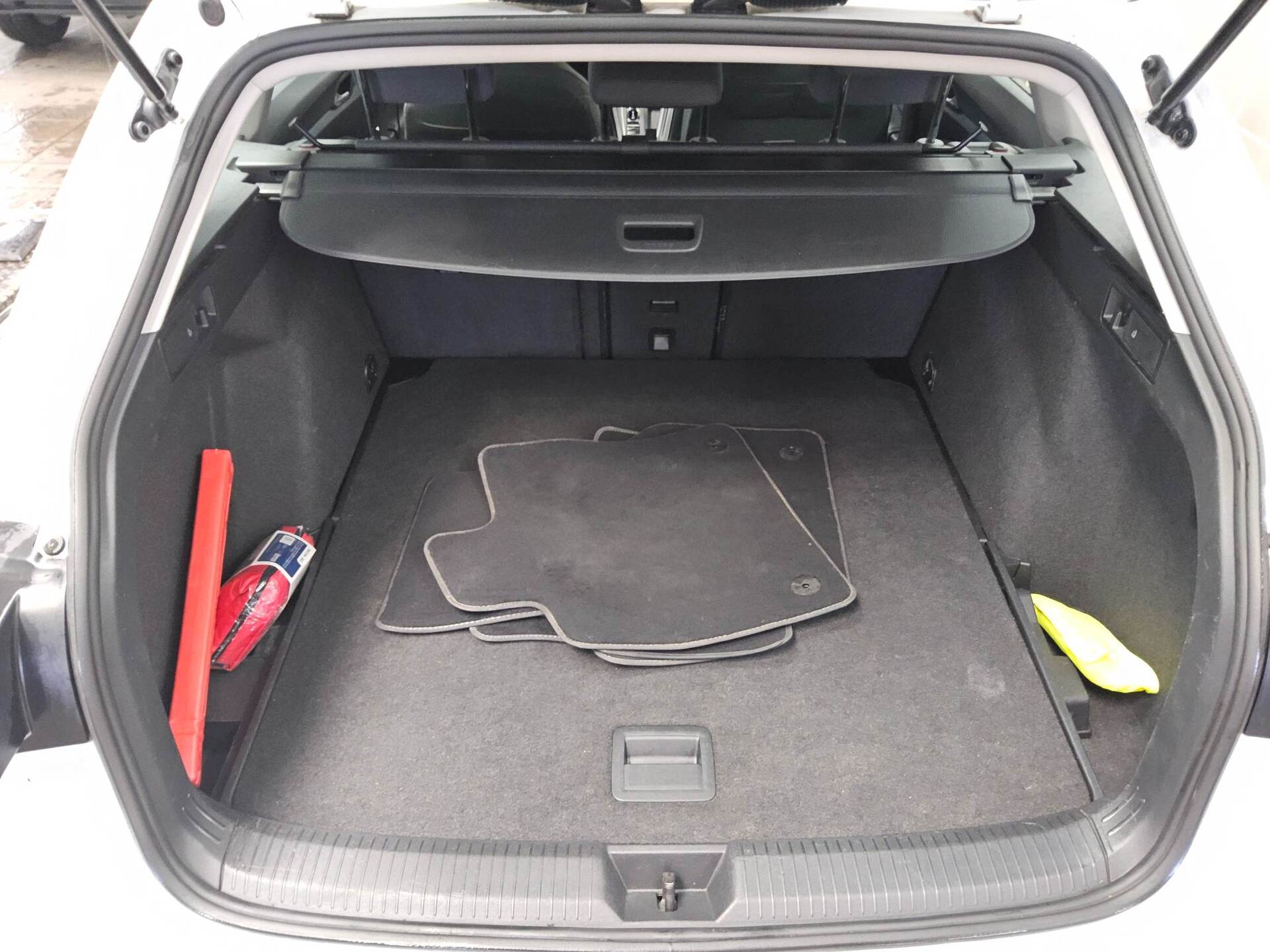 Volkswagen Golf-8 Var. 2.0 TDI Life Navi LED AID Shz PDC 12