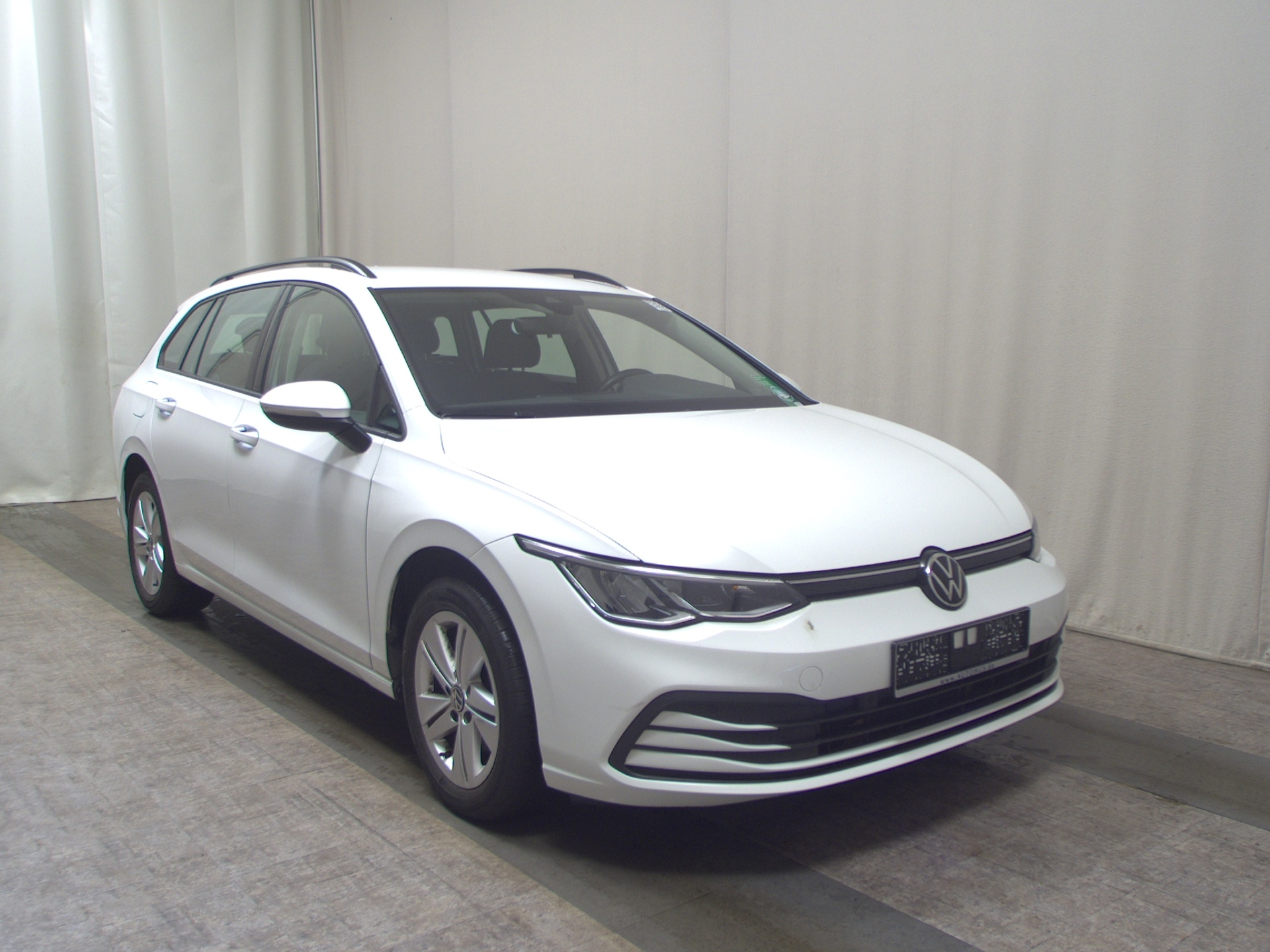 Volkswagen Golf-8 Var. 2.0 TDI Life Navi LED AID Shz PDC 3