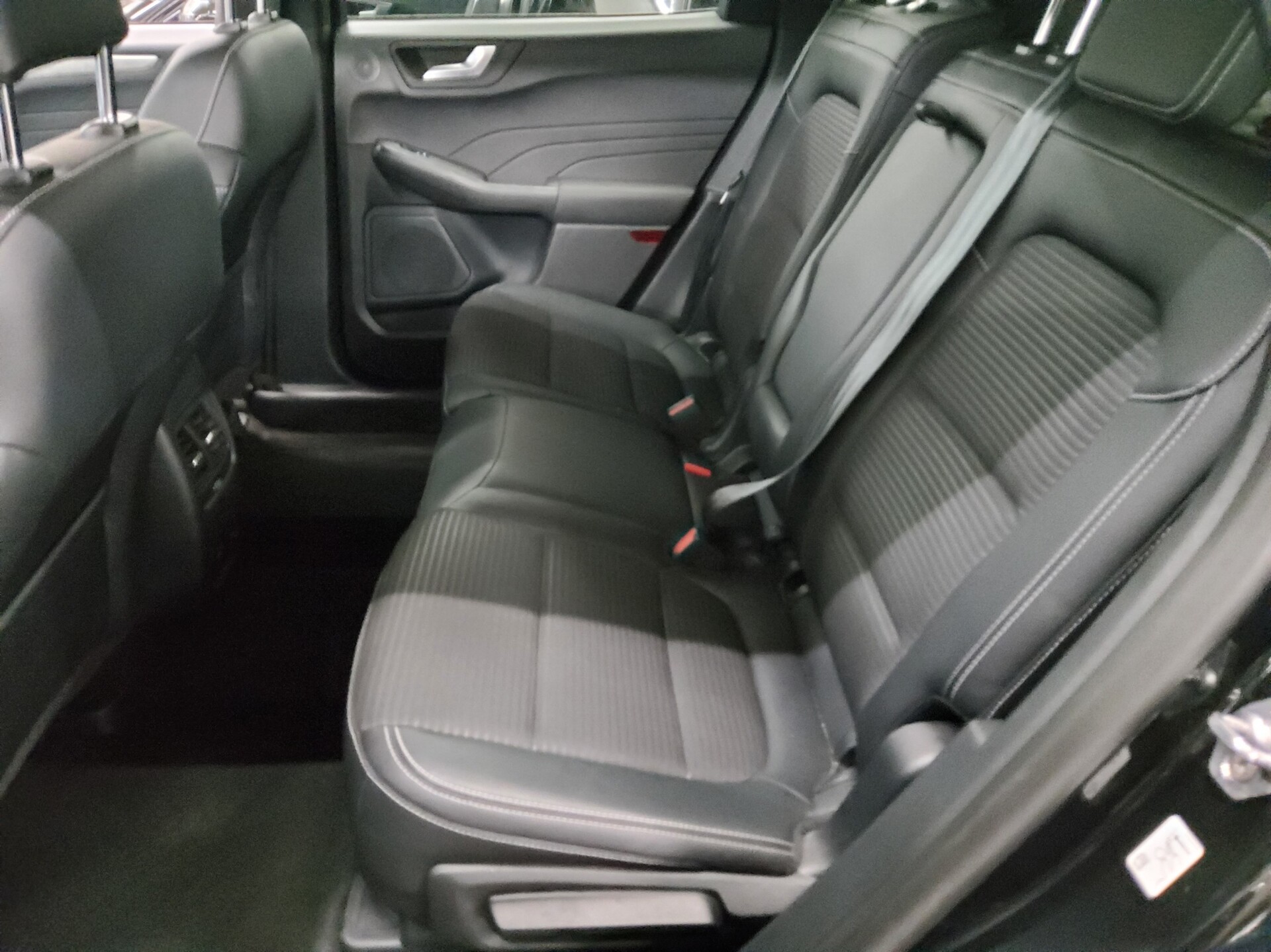 Ford Kuga 2.5 Duratec T-Leder Navi LED AHK PDC Shz 13