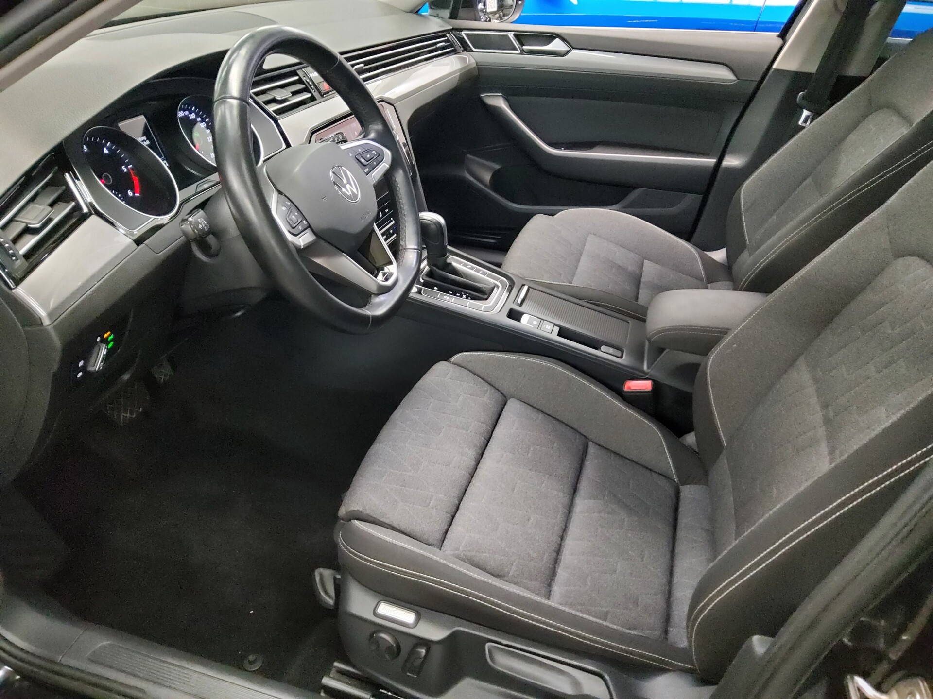 Volkswagen Passat Var. 2.0 TDI Business Navi LED RfK AHK 8