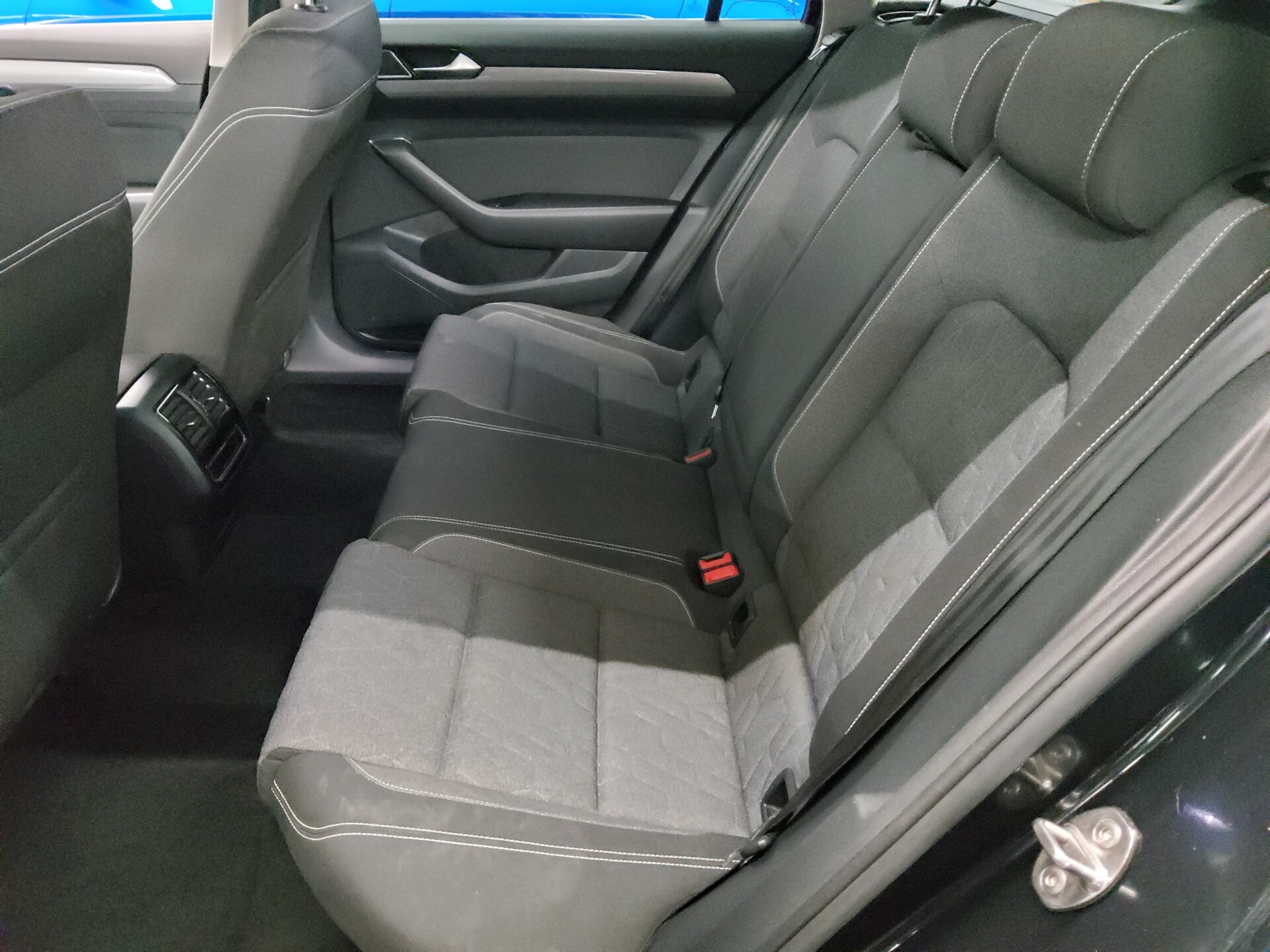 Volkswagen Passat Var. 2.0 TDI Business Navi LED RfK AHK 13