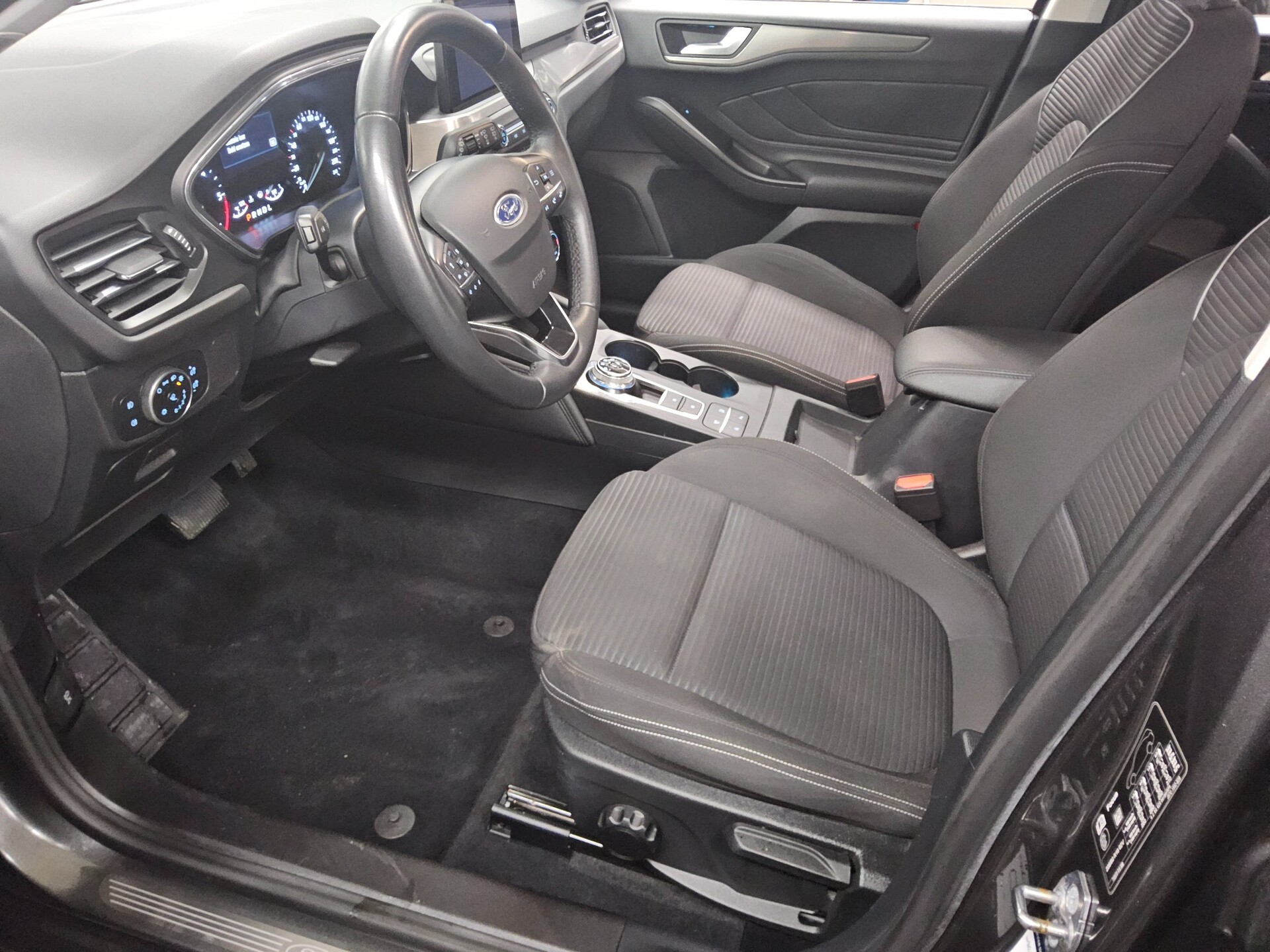 Ford Focus 1.5 EB Titanium Navi LED ACC AHK Shz PDC 8