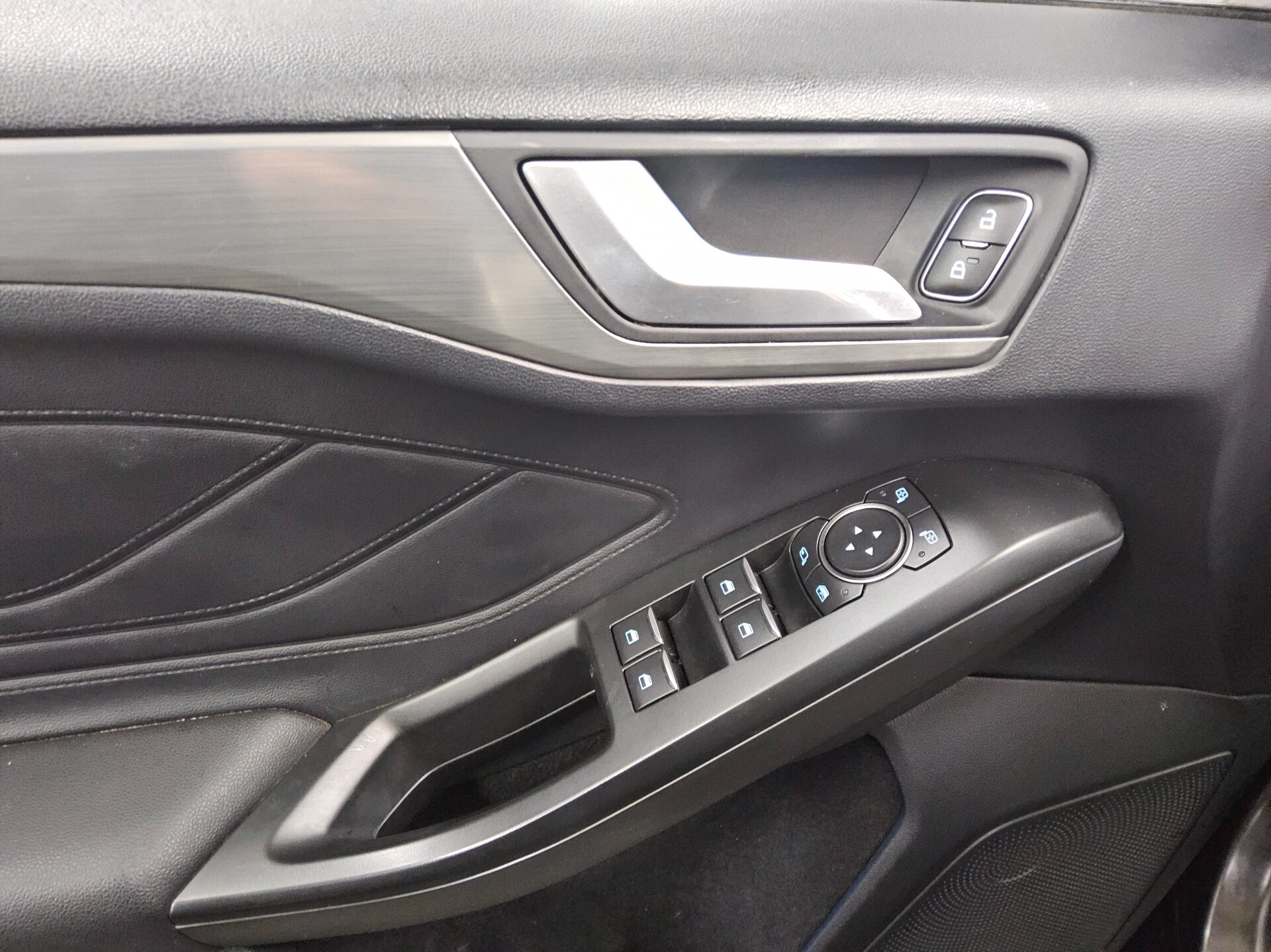 Ford Focus 1.5 EB Titanium Navi LED ACC AHK Shz PDC 9