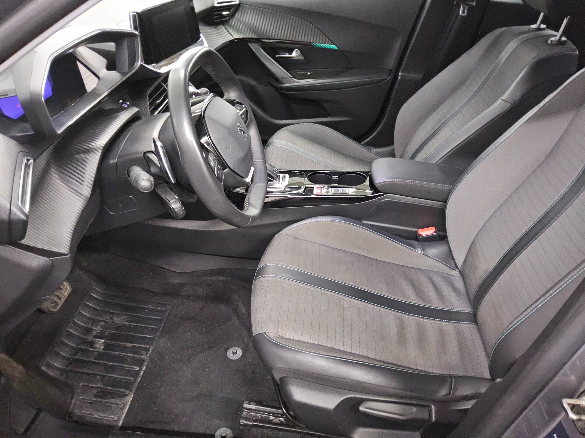 Peugeot 2008 1.5 BlueHDi 130 Allure RfK AHK PDC 9