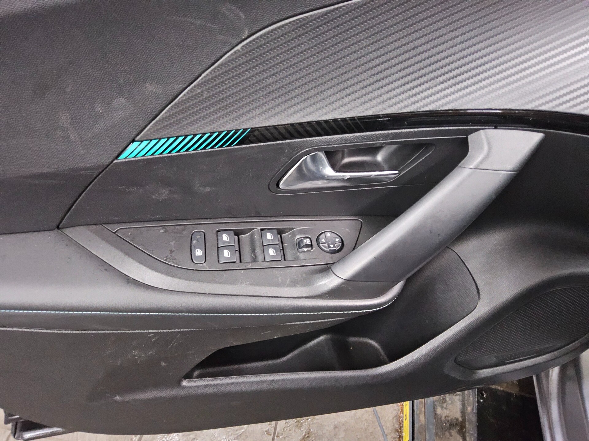 Peugeot 2008 1.5 BlueHDi 130 Allure RfK AHK PDC 10