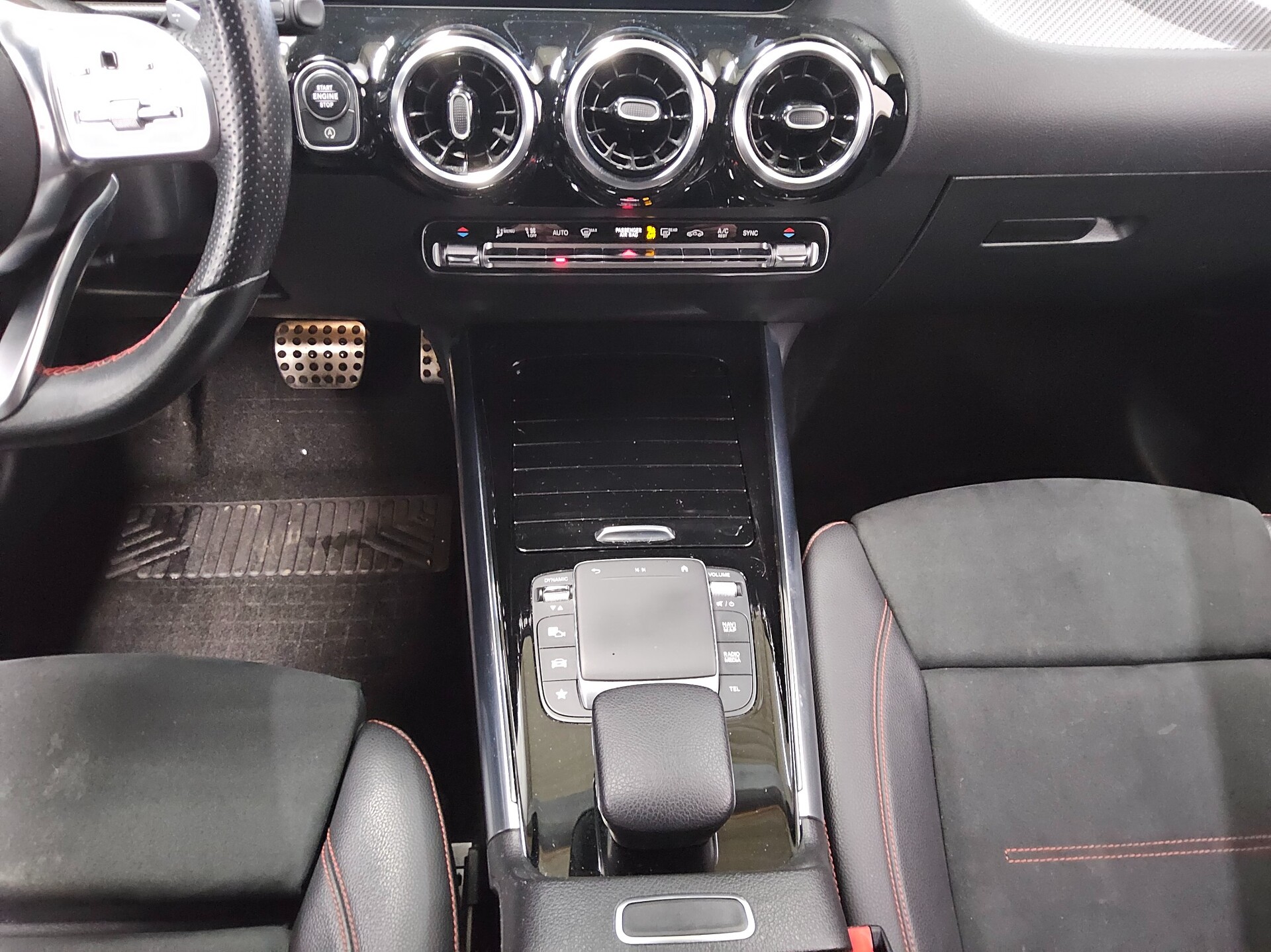 Mercedes-Benz GLA 200 d AMG-Line Navi LED MBUX RfK AHK PDC Shz 6