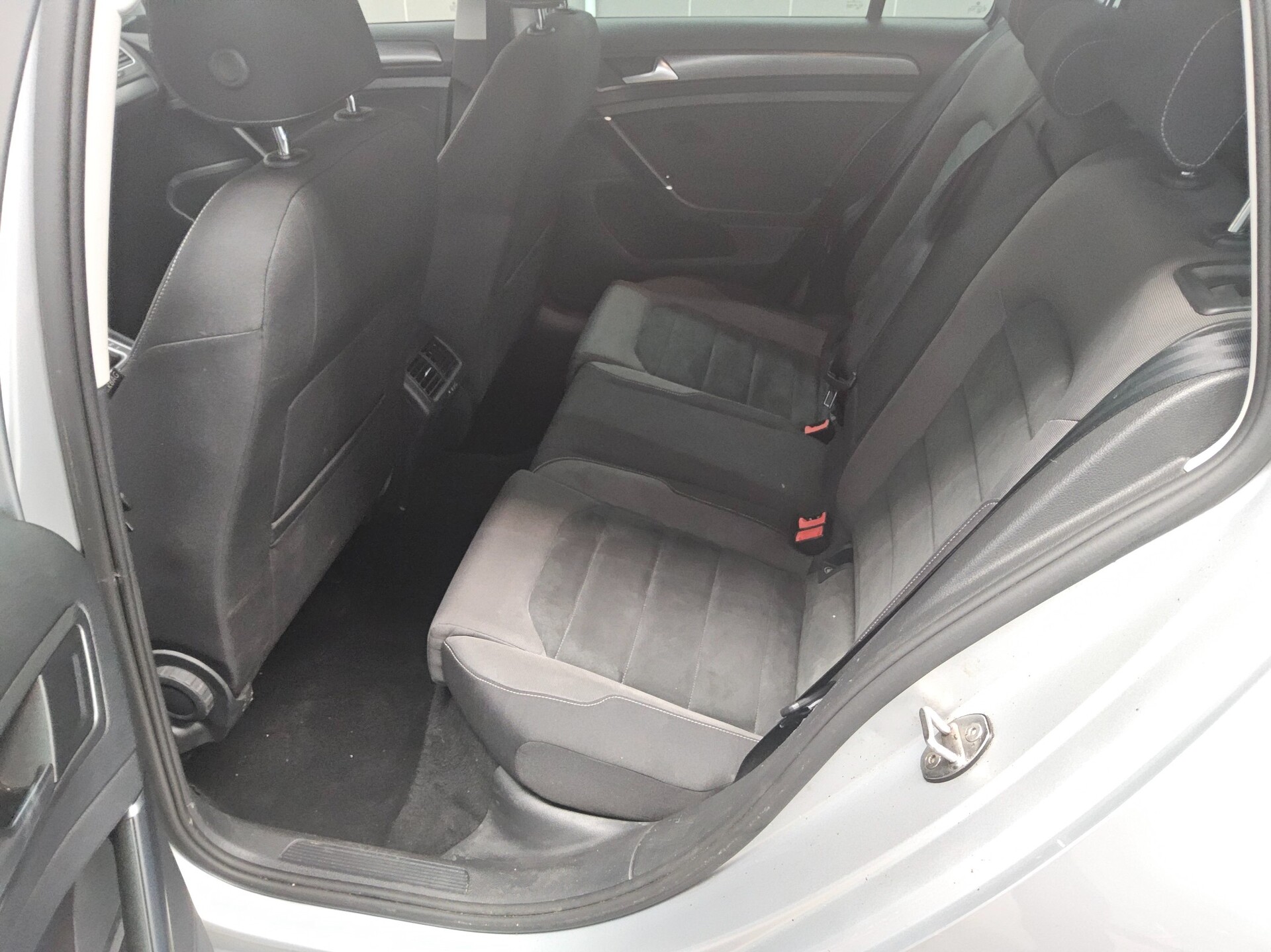 Volkswagen Golf-7 Var. 2.0 TDI Comf. Navi LED AID RFK 13