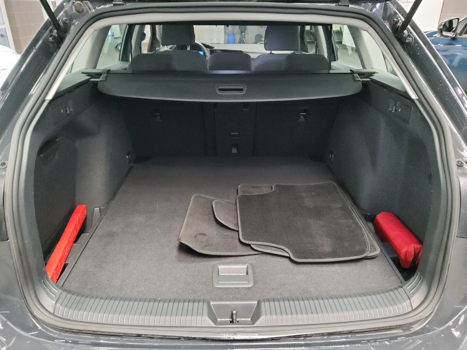 Volkswagen Golf-8 Var. 2.0 TDI Life LED AID ACC PDC 12