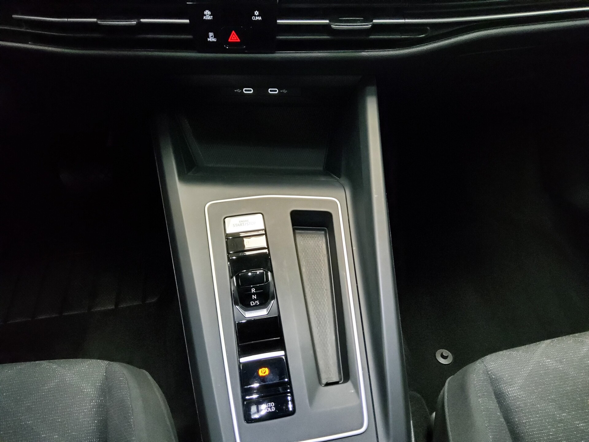 Volkswagen Golf-8 Var. 2.0 TDI Life LED AID ACC PDC 6