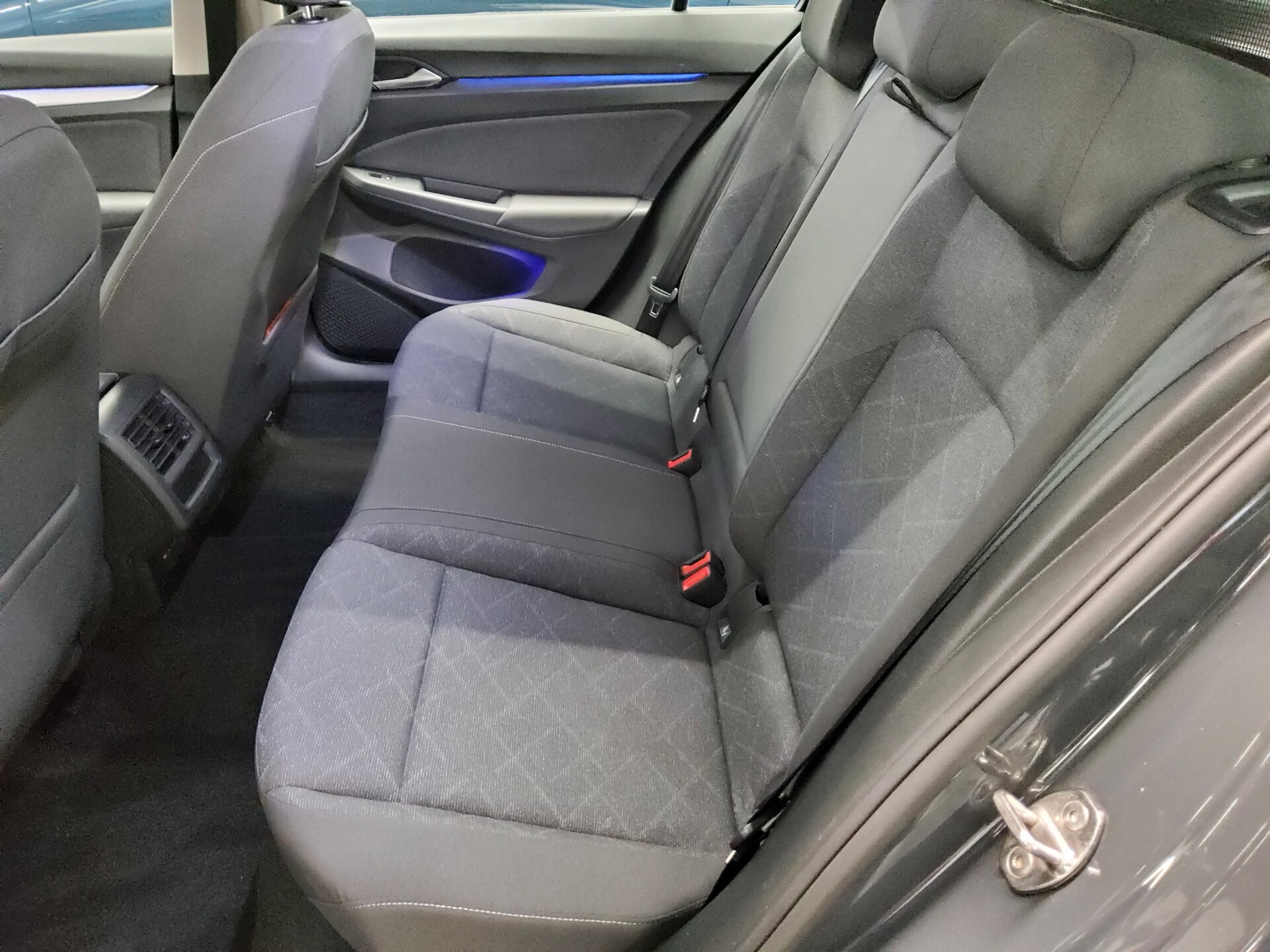 Volkswagen Golf-8 Var. 2.0 TDI Life LED AID ACC PDC 13