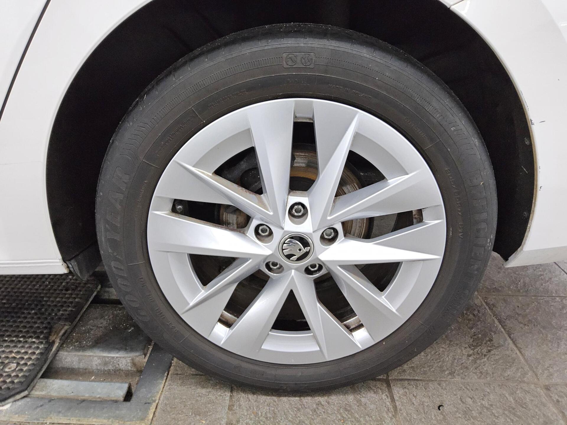 Skoda Octavia Kombi 2.0 TDI Style Navi LED ACC HuD AHK 11