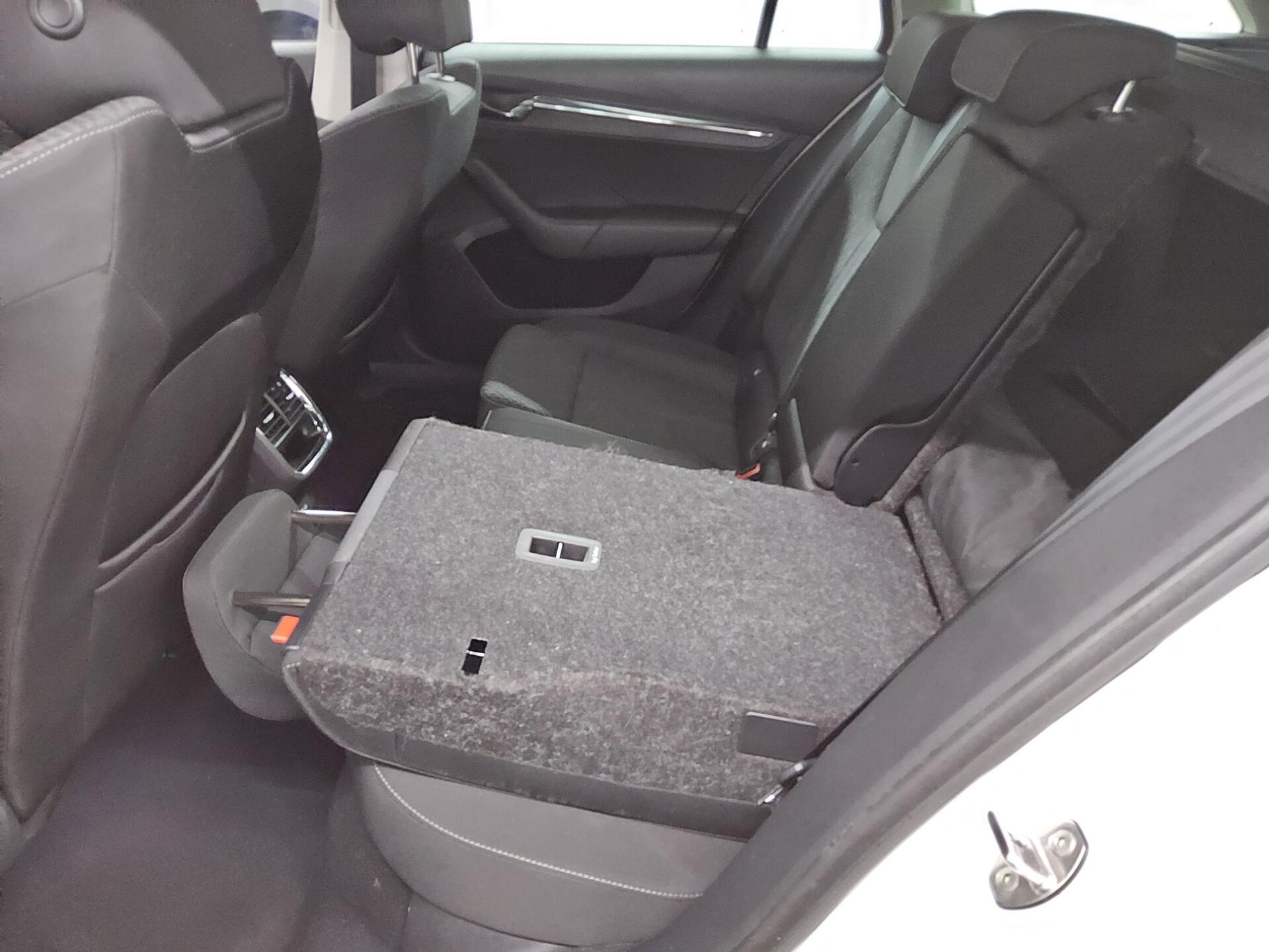 Skoda Octavia Kombi 2.0 TDI Style Navi LED ACC HuD AHK 13