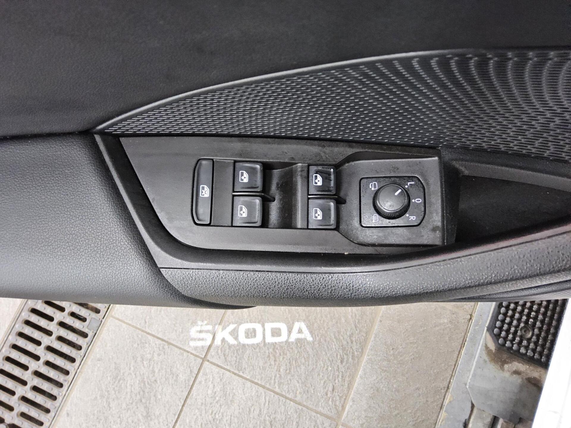 Skoda Octavia Kombi 2.0 TDI Style Navi LED ACC HuD AHK 10