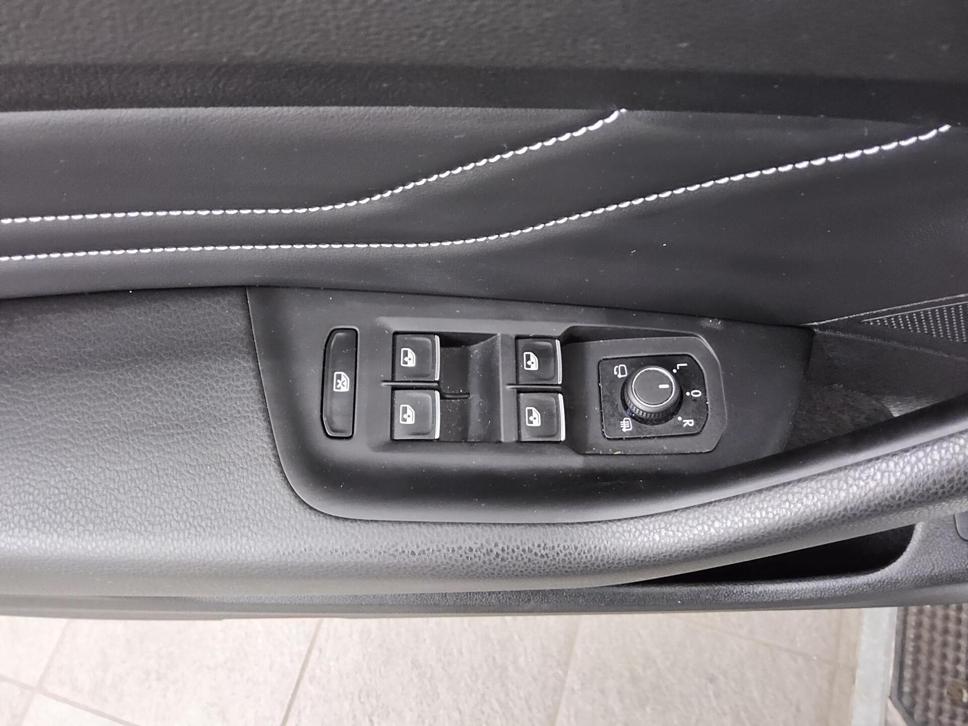 Volkswagen Passat Var. 2.0 TDI Elegance Leder Navi IQ.Light 9