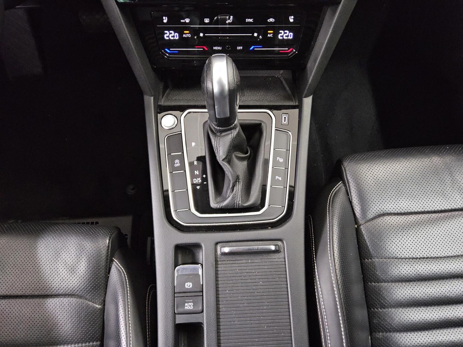 Volkswagen Passat Var. 2.0 TDI Elegance Leder Navi IQ.Light 6