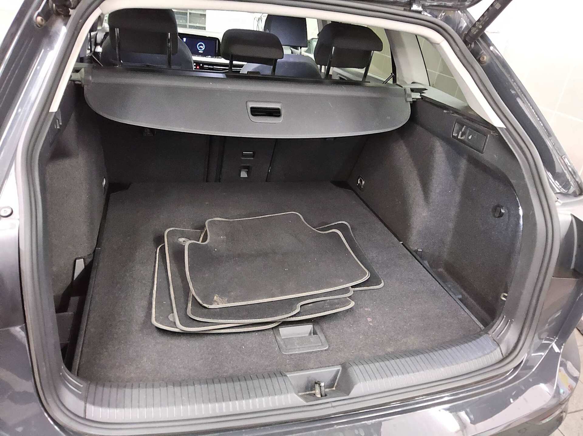 Volkswagen Golf-8 Var. 2.0 TDI Life Navi LED DC RFK ACC 12