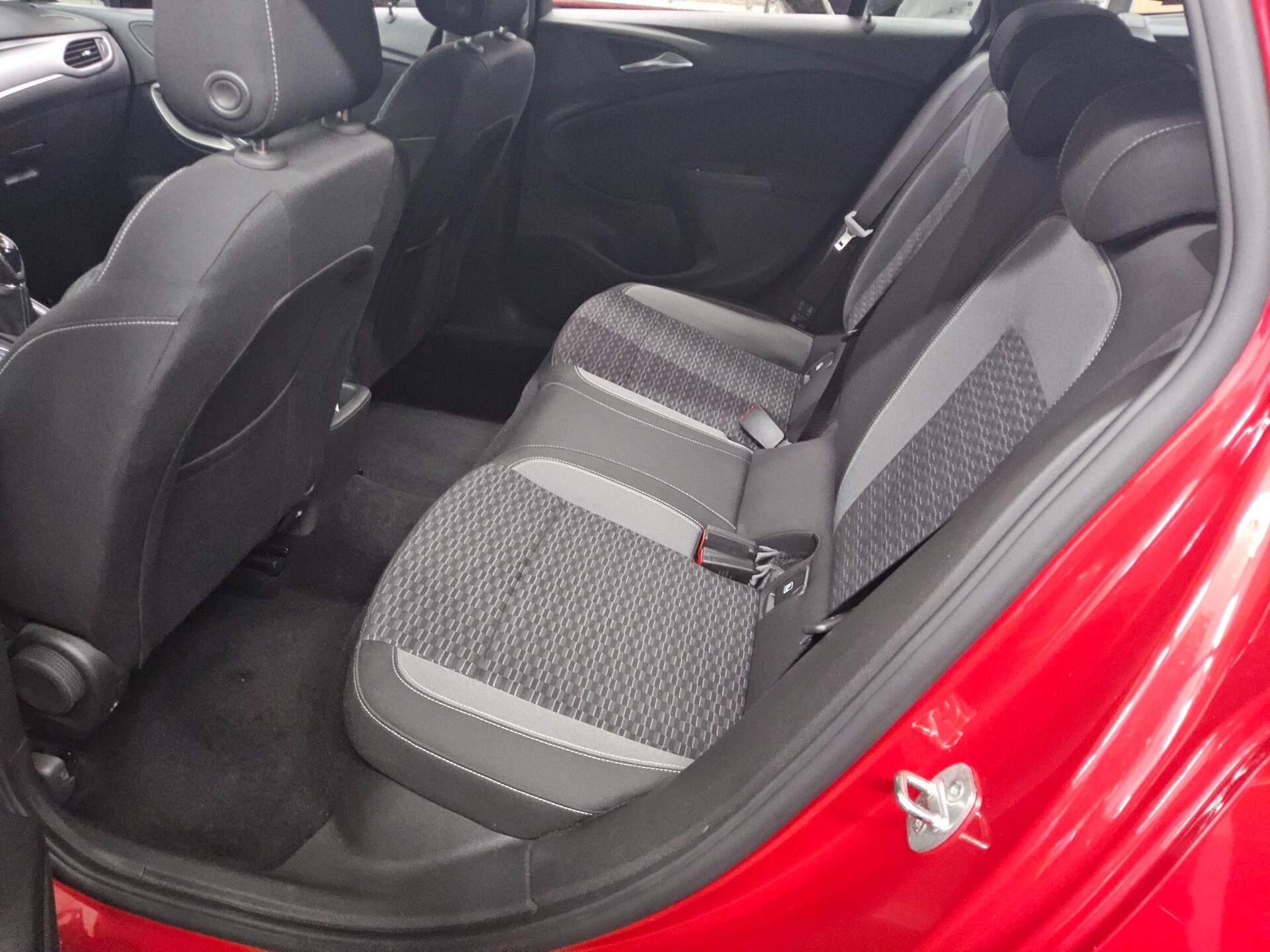 Opel Astra ST 1.5 D Business Ed. Navi LED Shz PDC BT 12