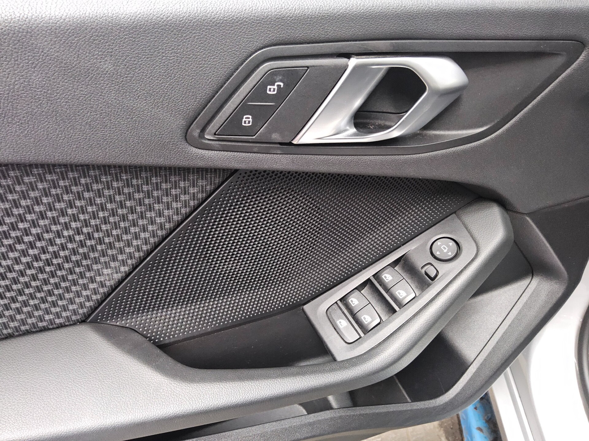 BMW 118dA Advantage Navi LED LC-Pro HuD AHK ACC 10