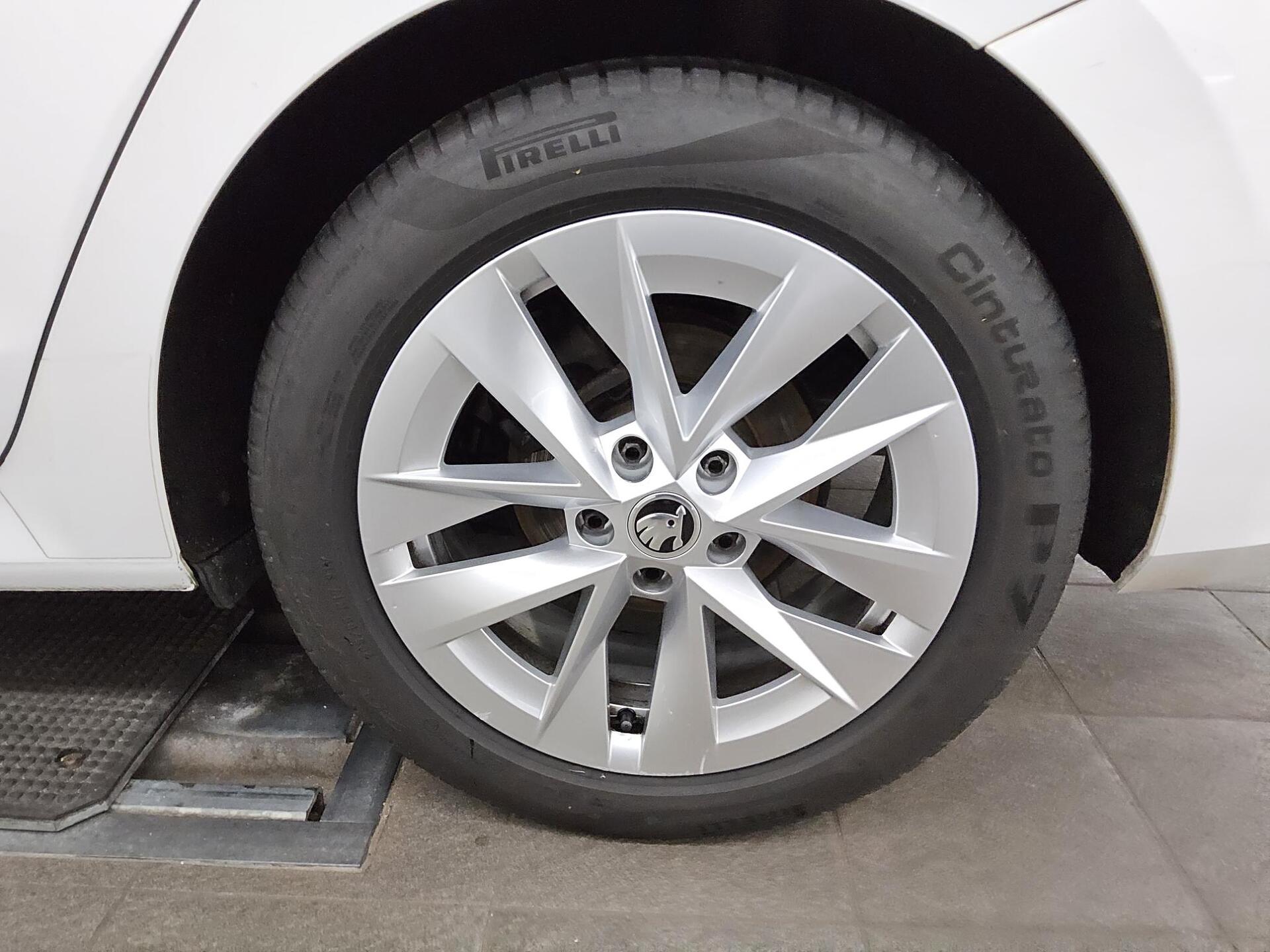 Skoda Octavia Kombi 2.0 TDI First Ed. DCC Navi HuD AID 11