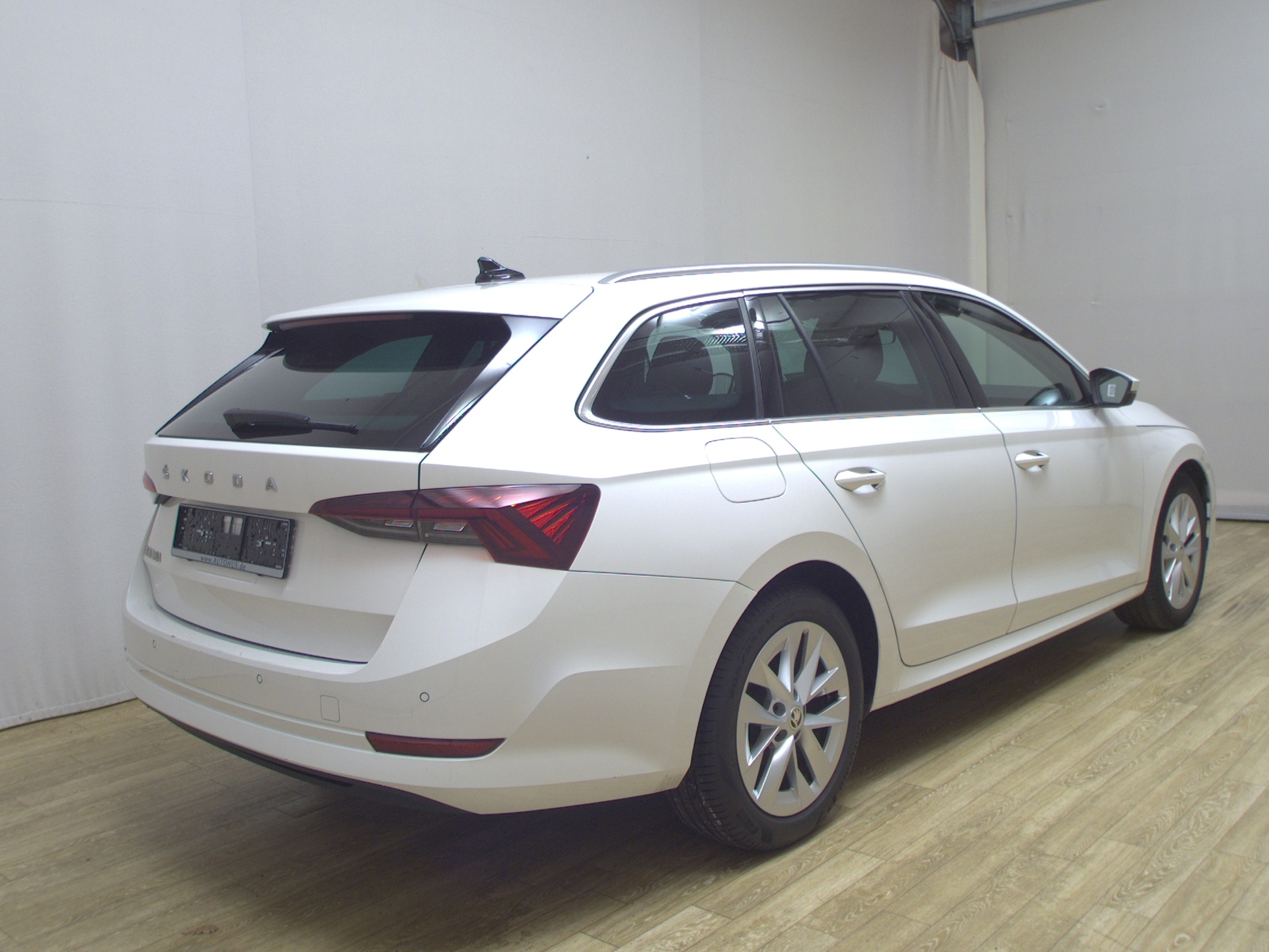 Skoda Octavia Kombi 2.0 TDI First Ed. DCC Navi HuD AID 4