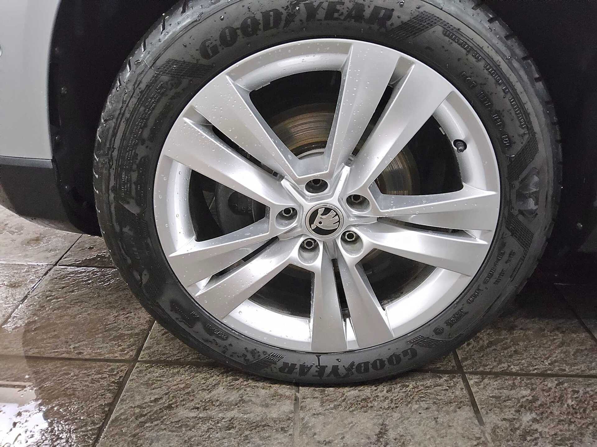 Skoda Karoq 2.0 TDI 4x4 Style DCC Navi LED AID Pano 11