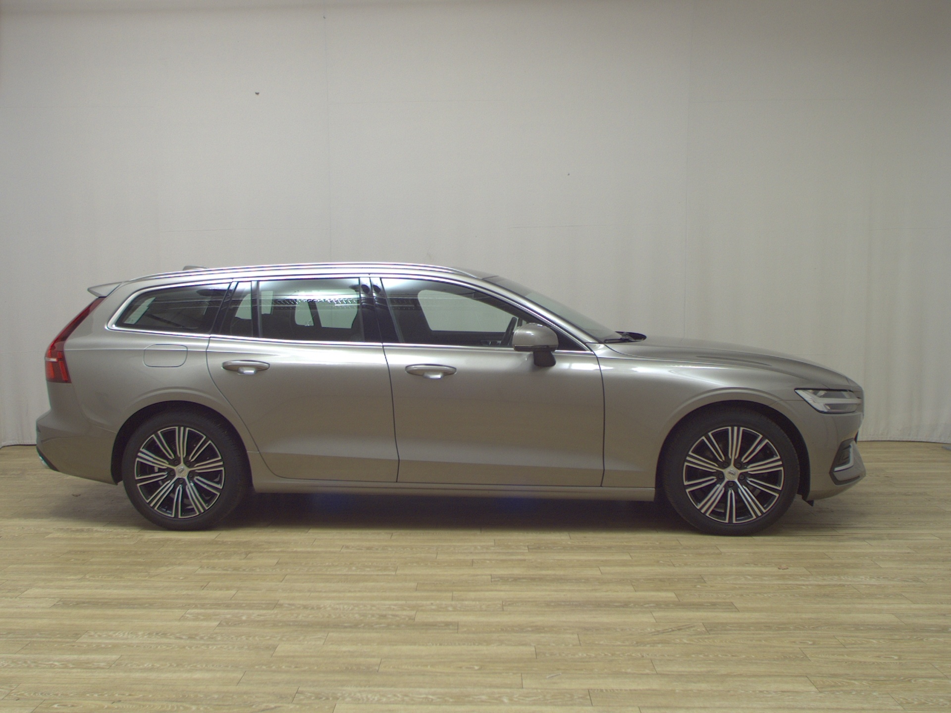 Volvo V60 B4 Inscription Navi LED Panorama AHK Kamera