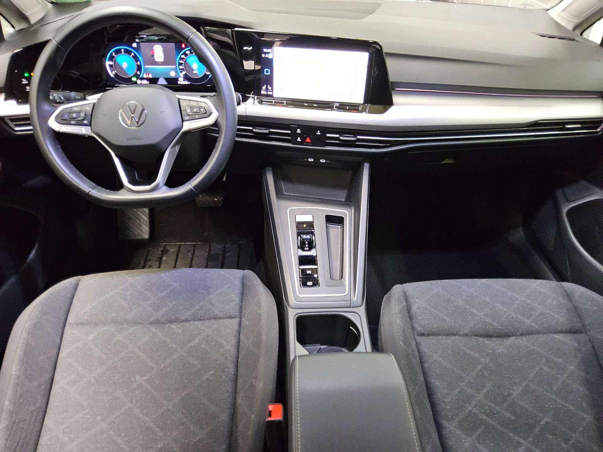 Volkswagen Golf-8 Var. 2.0 TDI Life Navi DC LED+ ACC 5