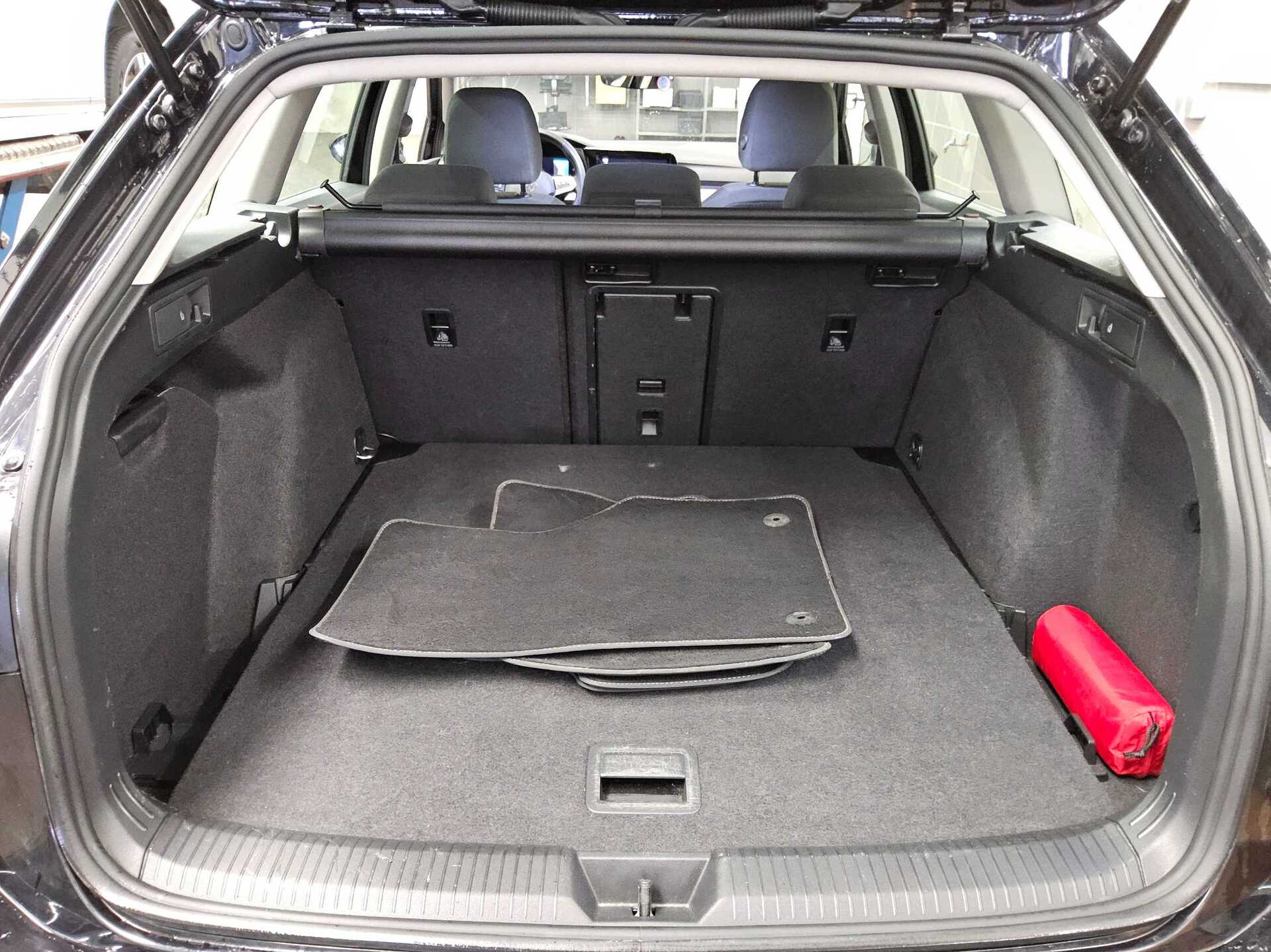 Volkswagen Golf-8 Var. 2.0 TDI Life Navi DC LED+ ACC 12