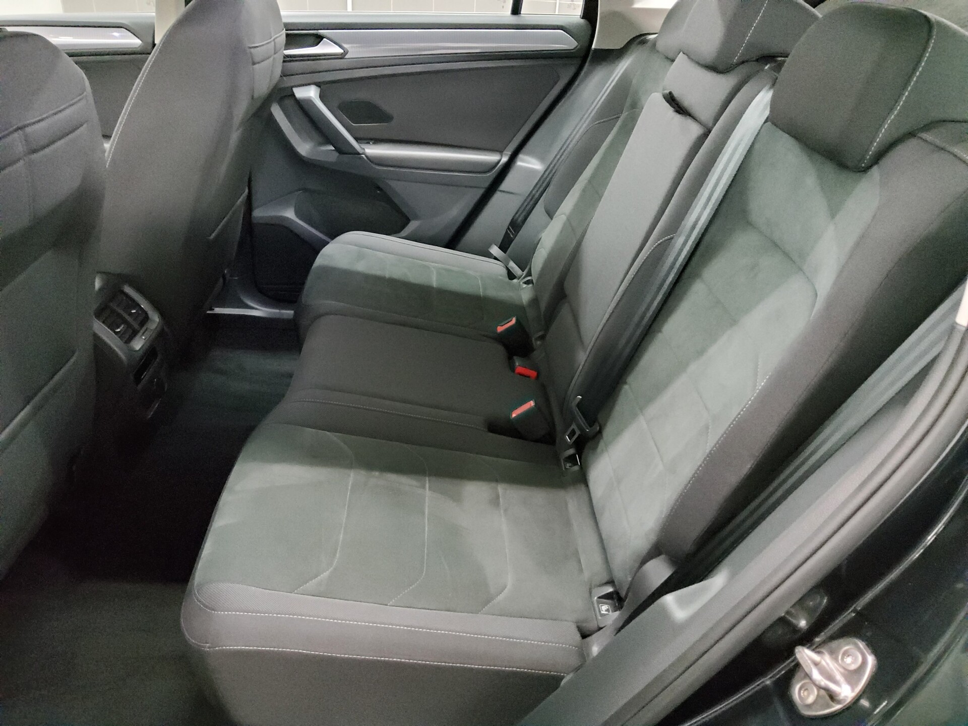 Volkswagen Tiguan 2.0 TDI Life Navi LED RfK AHK ACC PDC Shz 13