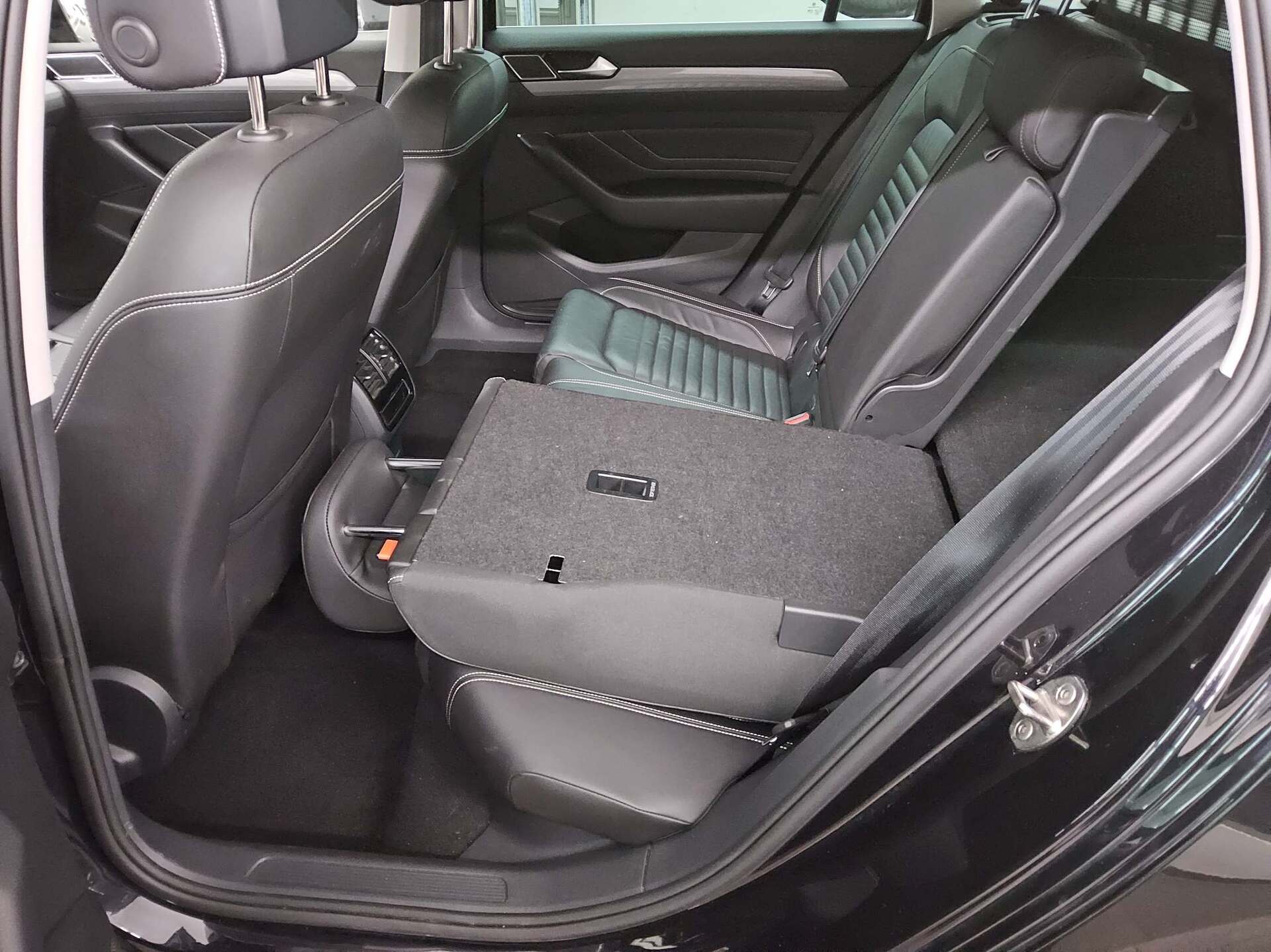 Volkswagen Passat Var. 2.0 TDI Business Leder Navi LED AID 13