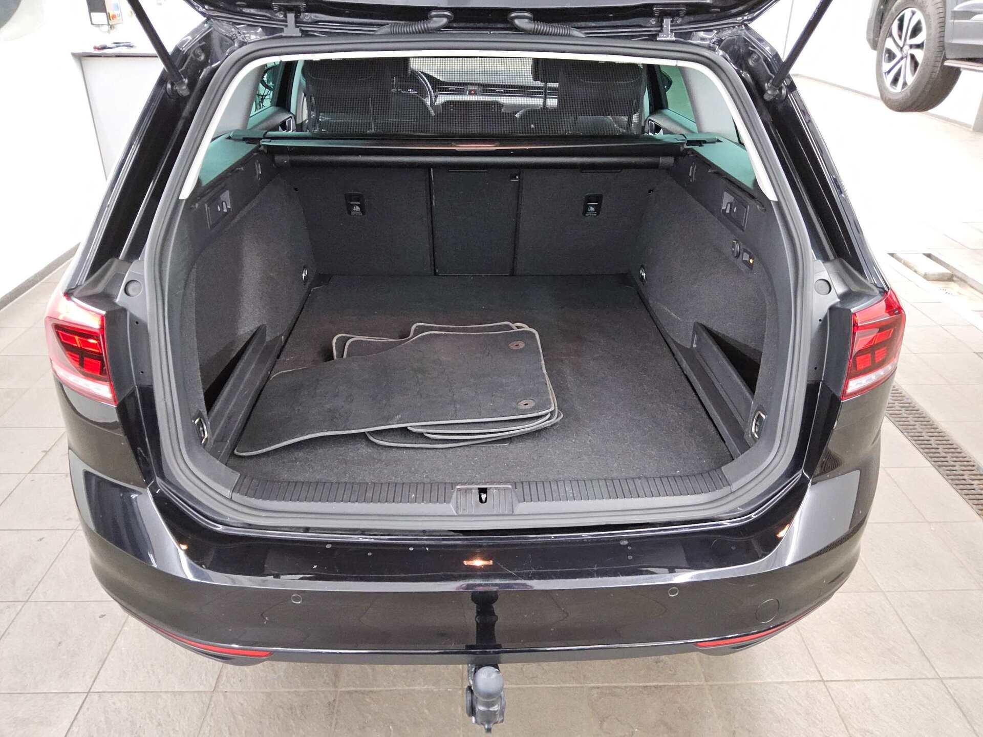 Volkswagen Passat Var. 2.0 TDI Business Leder Navi LED AID 12