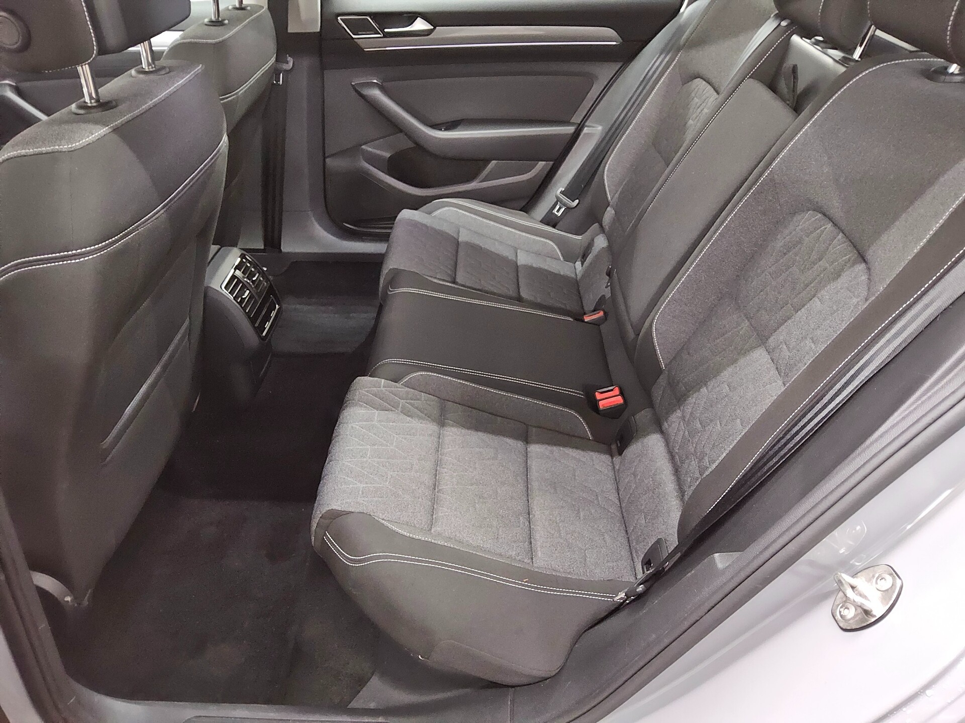 Volkswagen Passat Var. 2.0 TDI Business Navi LED RFK H-K 13