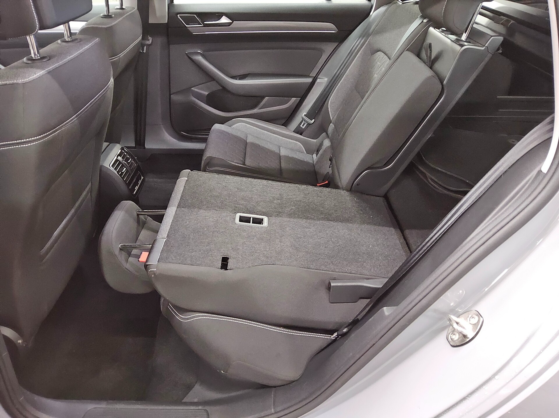 Volkswagen Passat Var. 2.0 TDI Business Navi LED RFK H-K 12