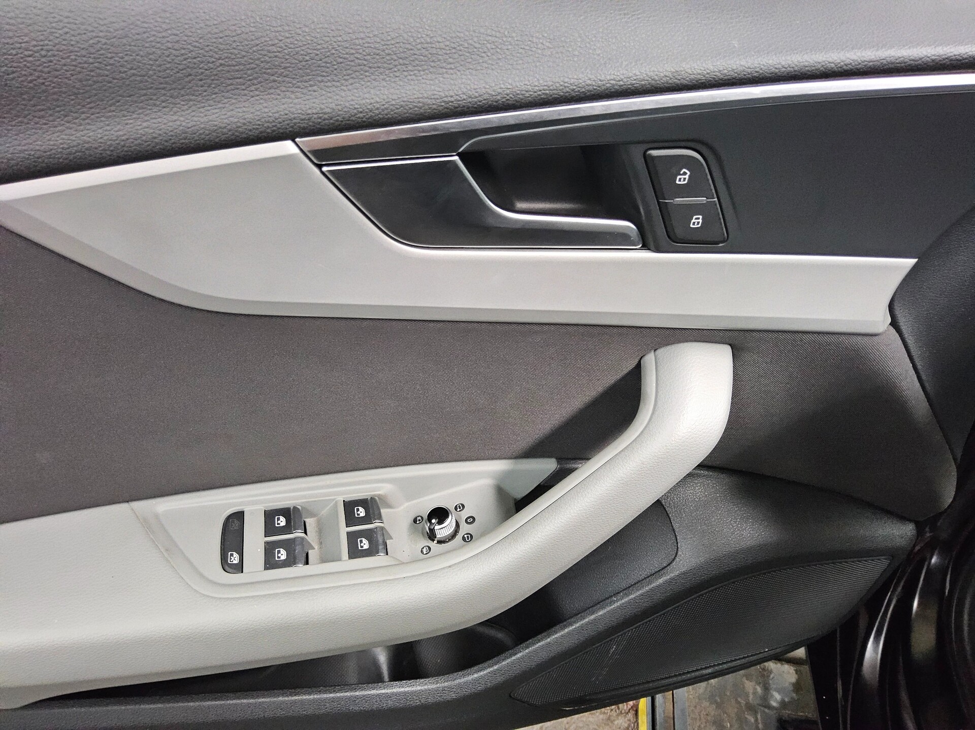 Audi A4 Avant 35 TDI Navi LED RFK HuD AHK ACC Shz PDC 9