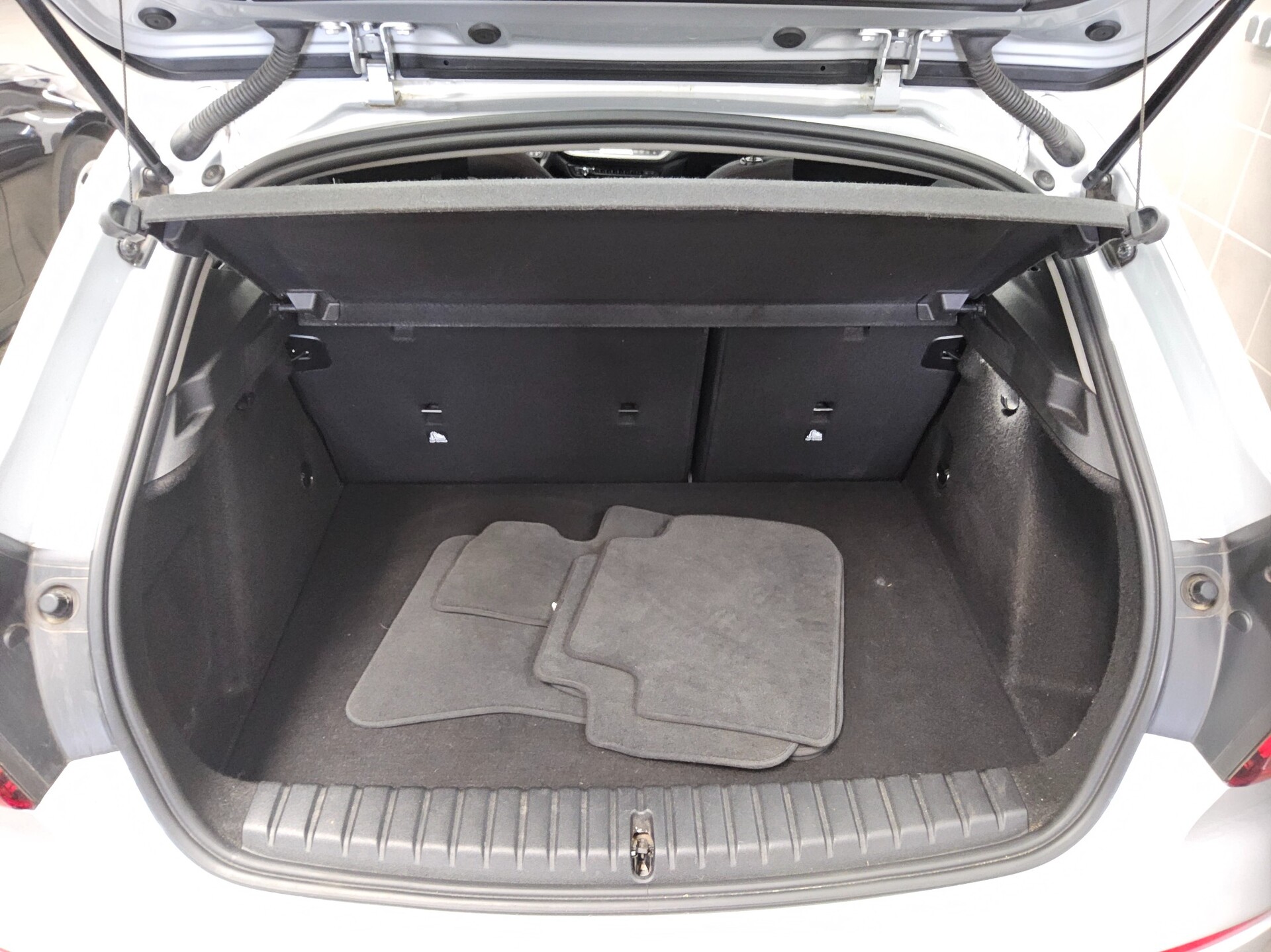 BMW 118dA Advantage Navi LED AHK ACC PDC Shz 12