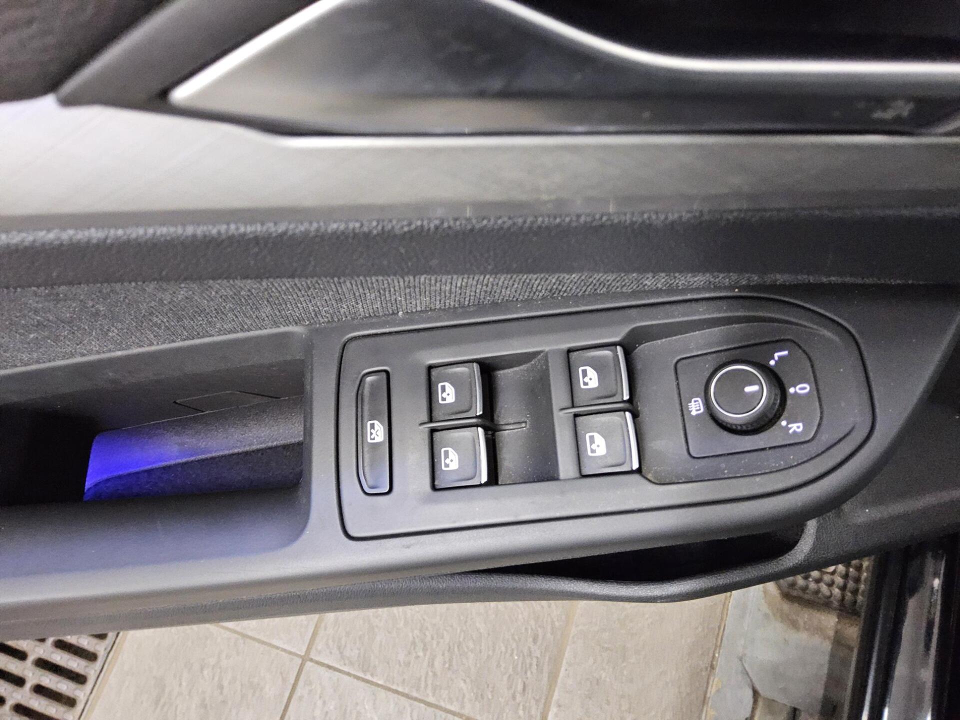 Volkswagen Golf-8 Var. 2.0 TDI Life Navi LED+ DC ACC Shz 10