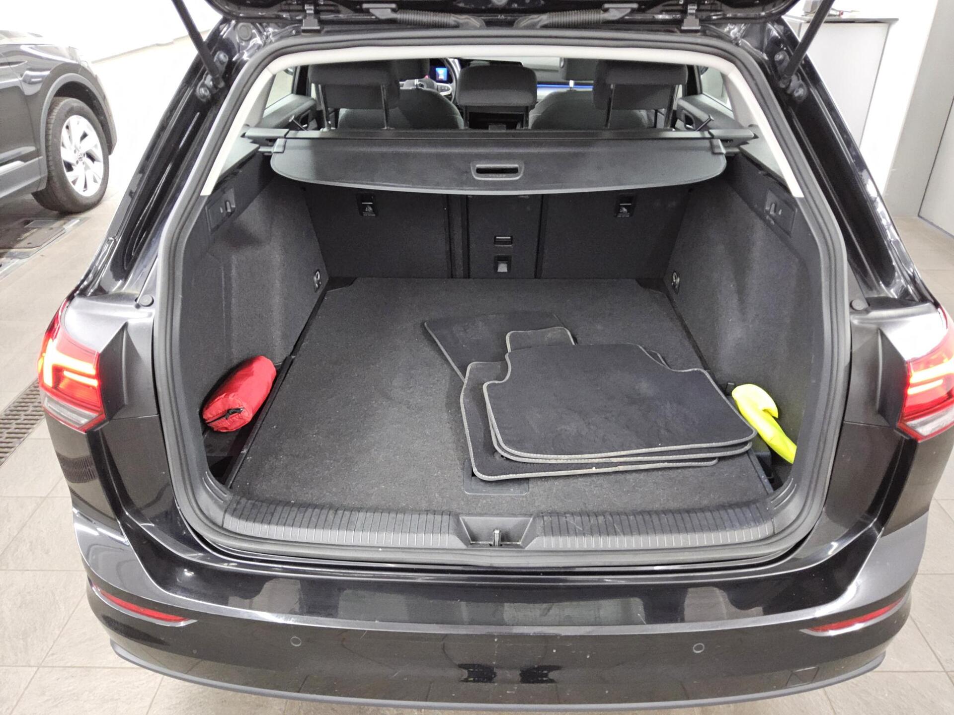 Volkswagen Golf-8 Var. 2.0 TDI Life Navi LED+ DC ACC Shz 12