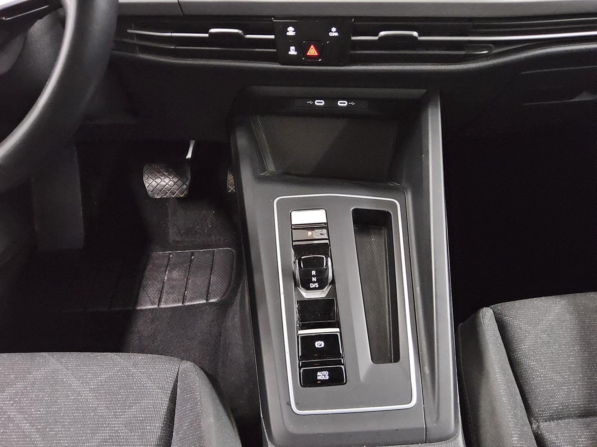 Volkswagen Golf-8 Var. 2.0 TDI Life Navi LED+ DC ACC Shz 6