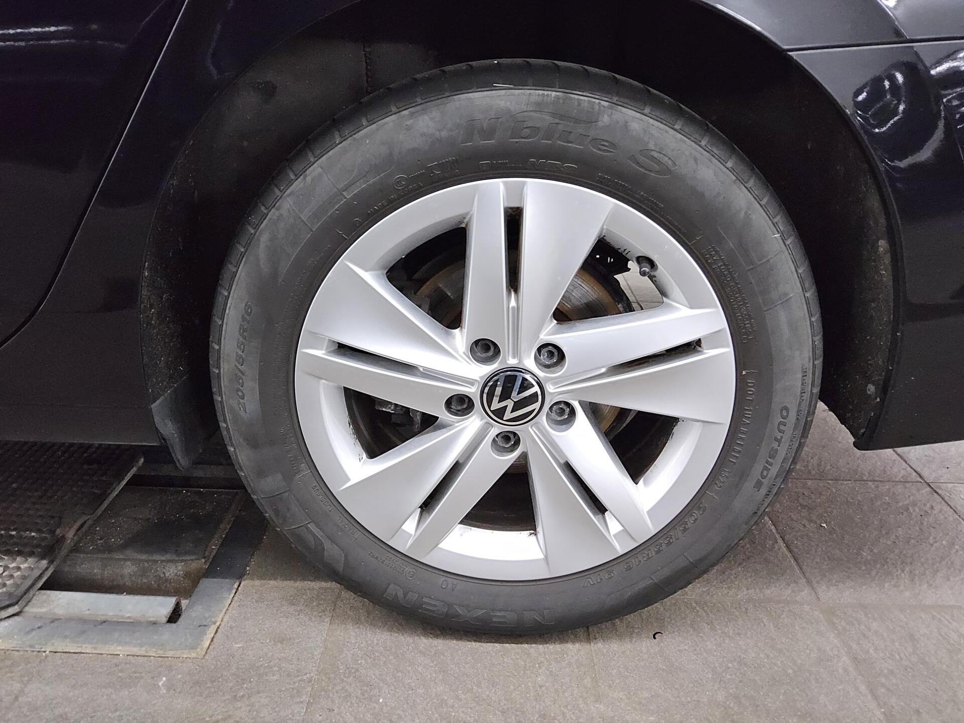 Volkswagen Golf-8 Var. 2.0 TDI Life Navi LED+ DC ACC Shz 11