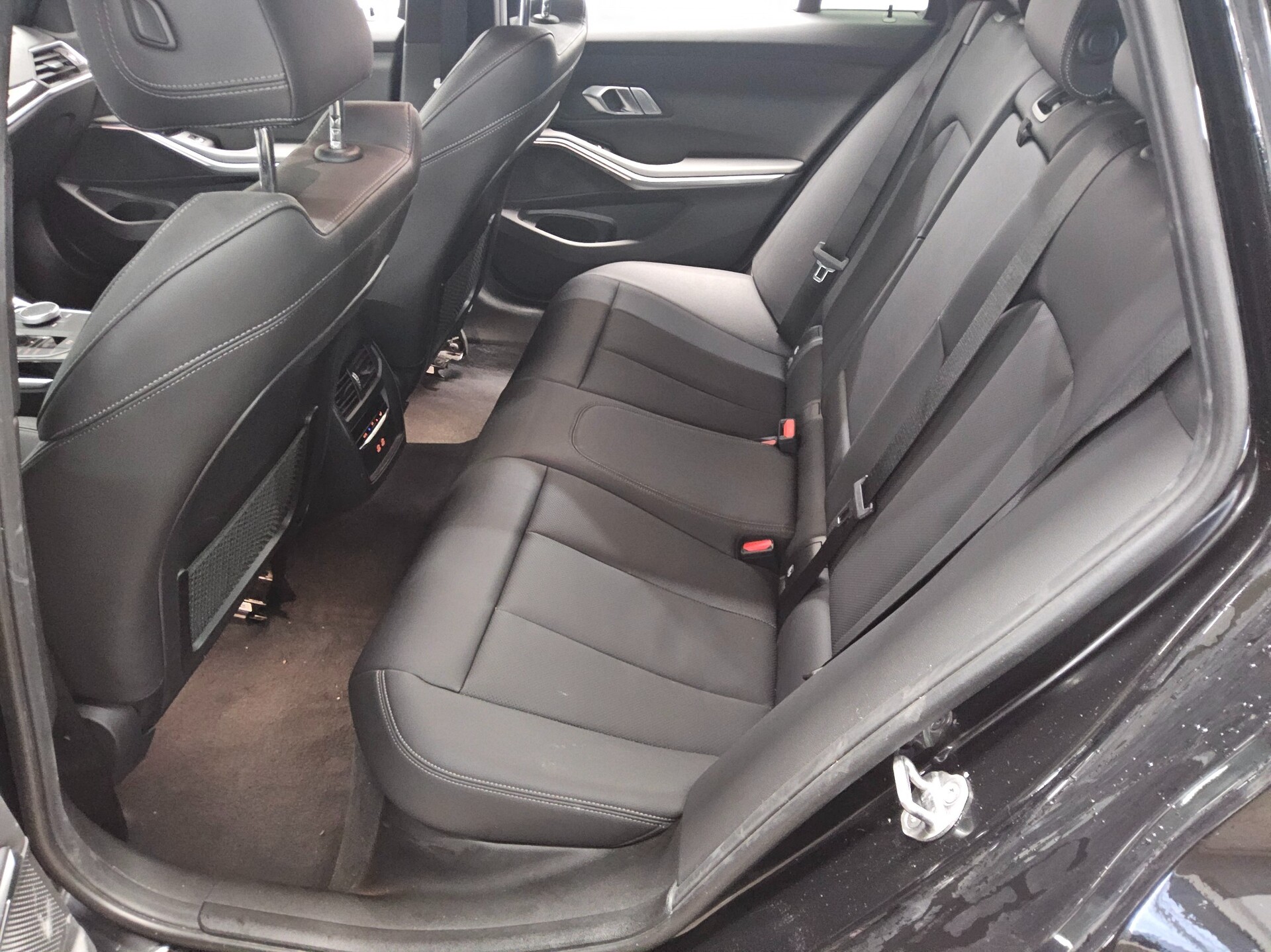 BMW 318dA Touring Leder Navi LED RFK ACC Ambiente 13