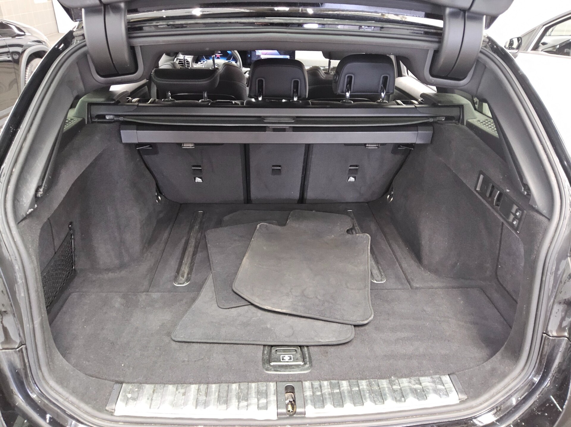 BMW 318dA Touring Leder Navi LED RFK ACC Ambiente 12