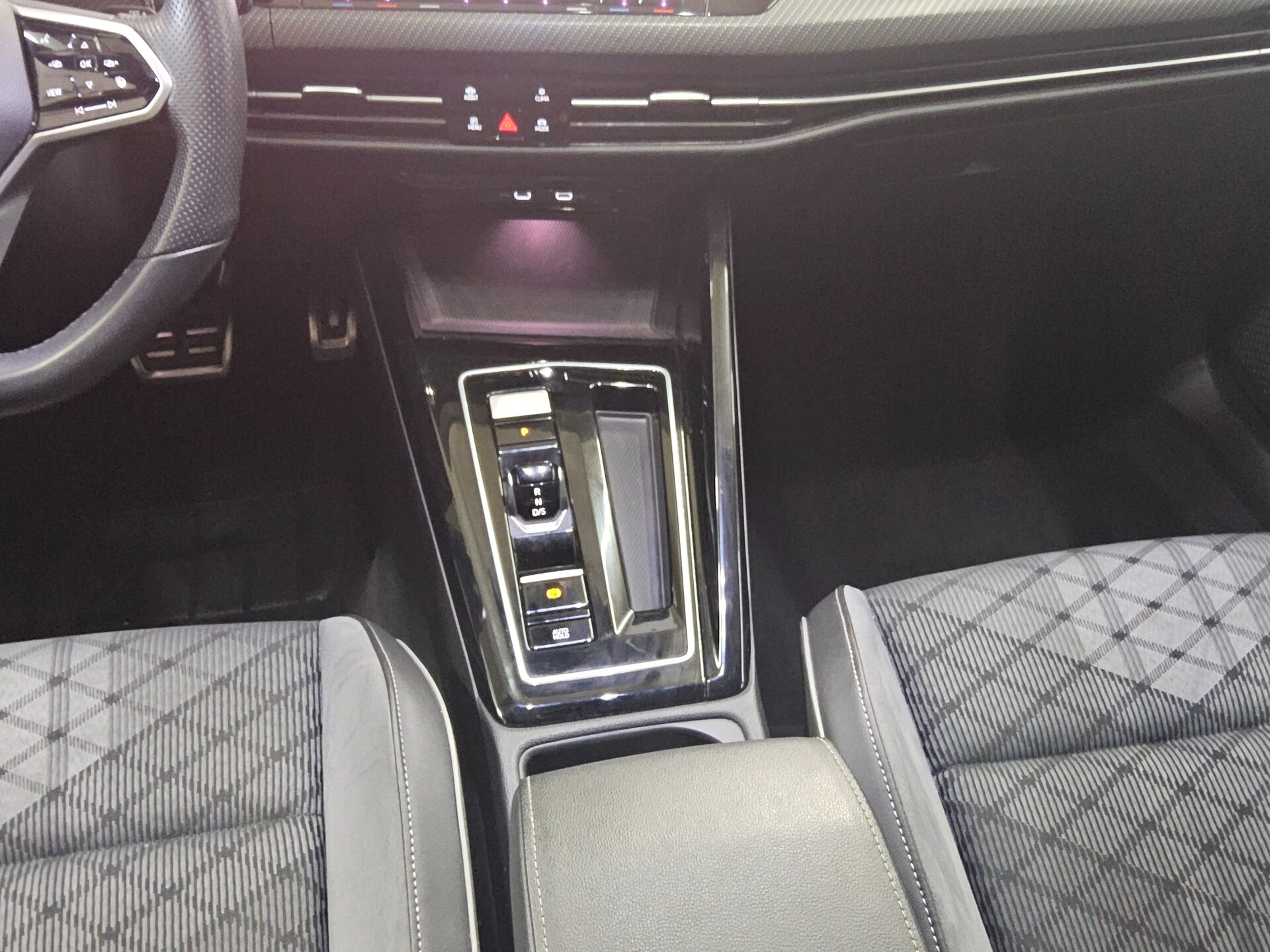 Volkswagen Golf-8 Var. 2.0 TDI R-Line Navi LED DC ACC RfK 6