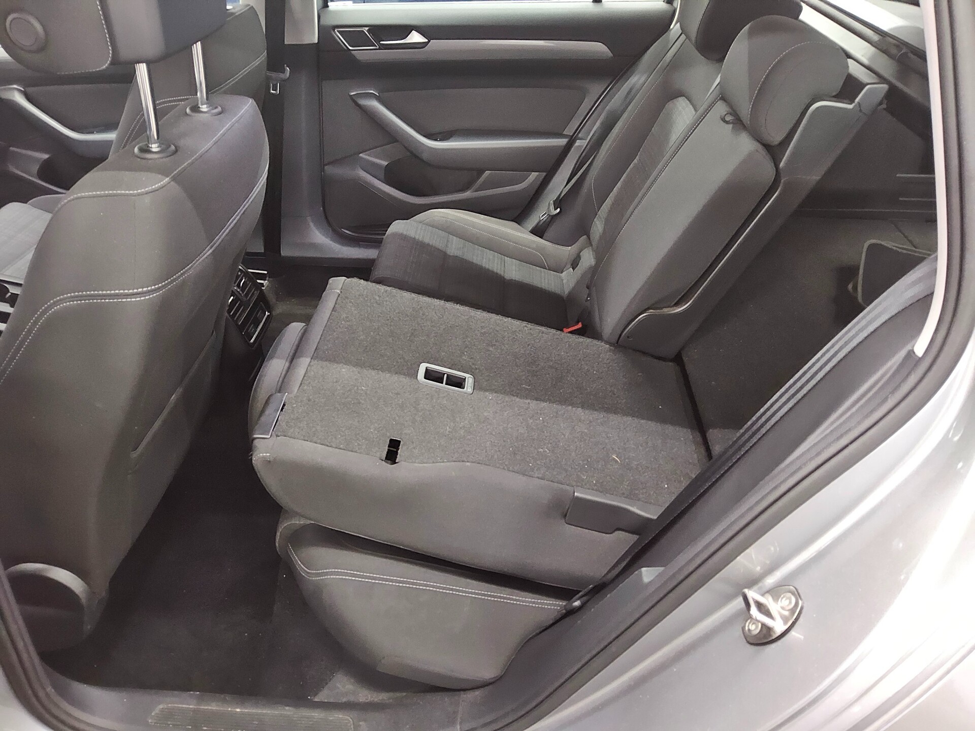 Volkswagen Passat Var. 2.0 TDI Business Navi LED RFK ACC 12