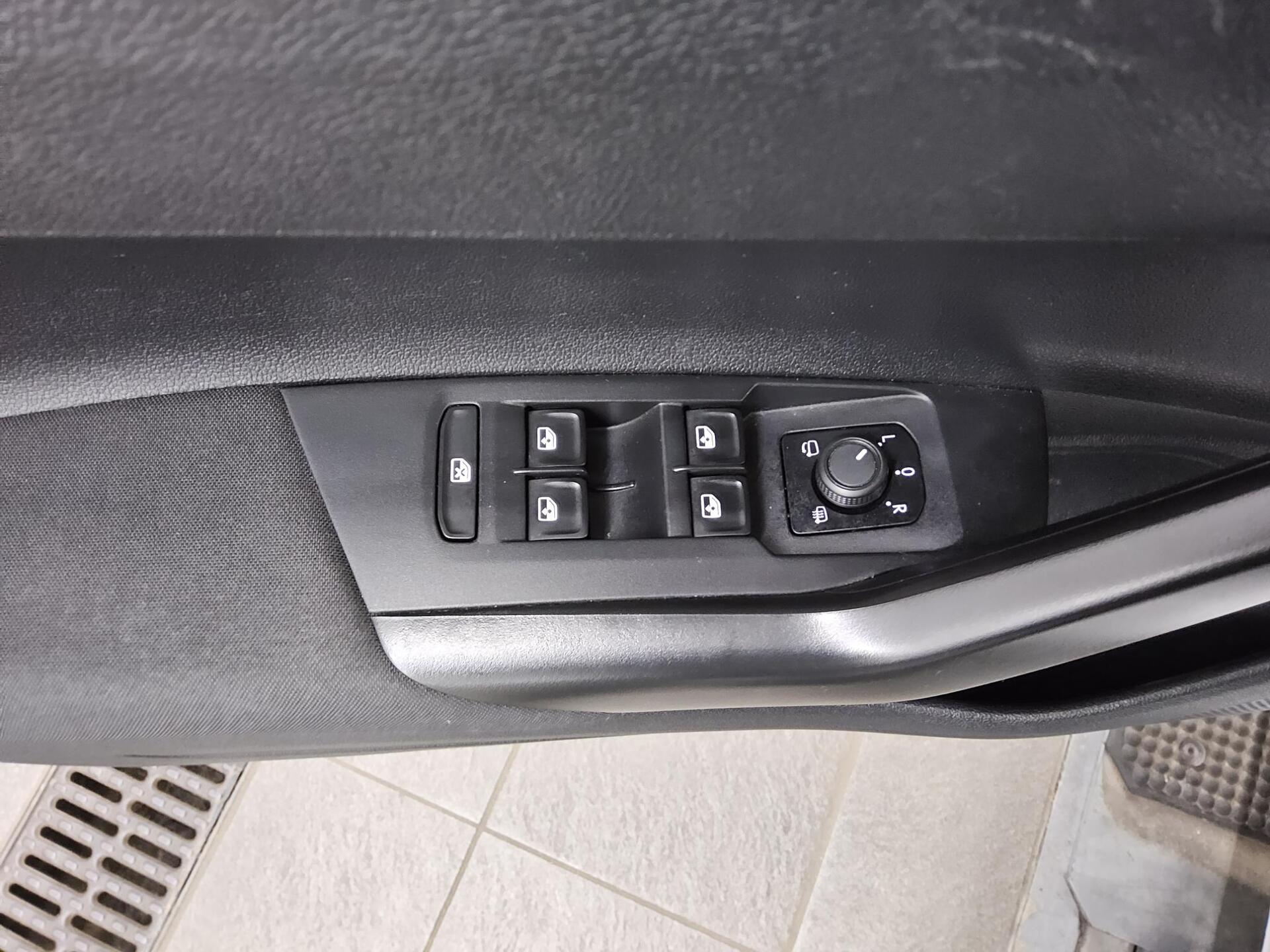 Volkswagen Polo 1.0 TSI Life Navi LED DC PDC SHZ 10